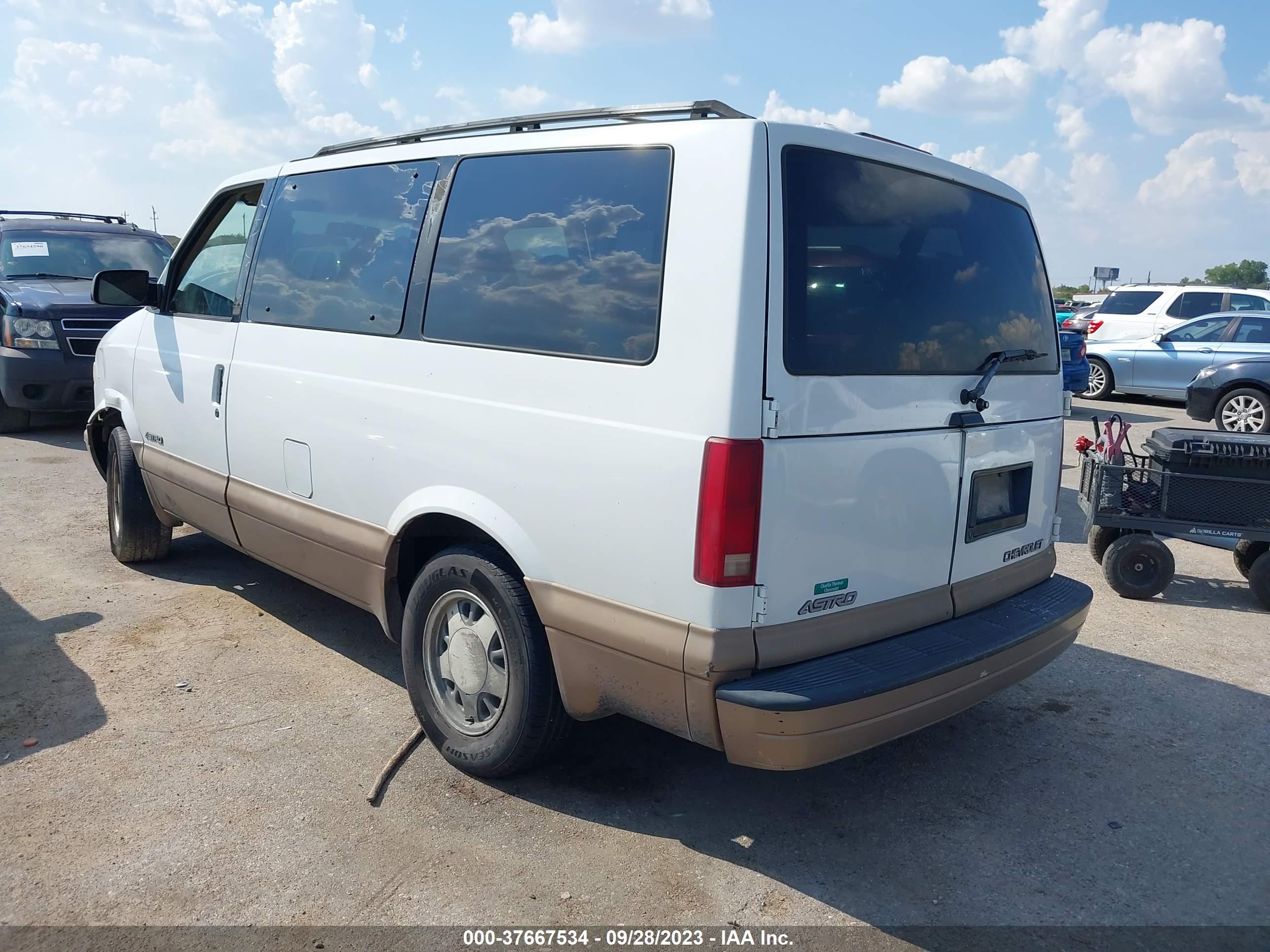 Photo 2 VIN: 1GNDM19W7YB143263 - CHEVROLET ASTRO 