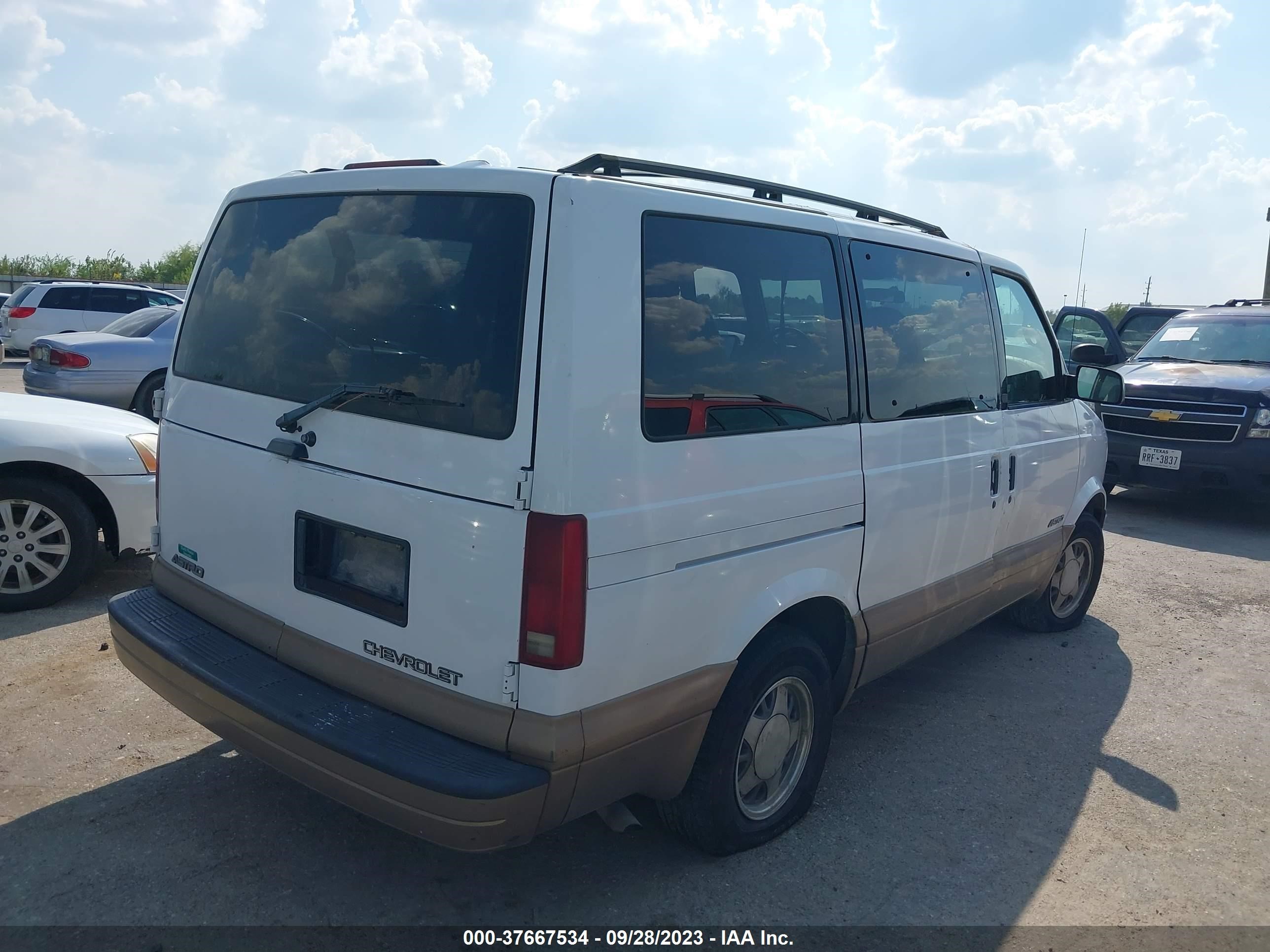 Photo 3 VIN: 1GNDM19W7YB143263 - CHEVROLET ASTRO 