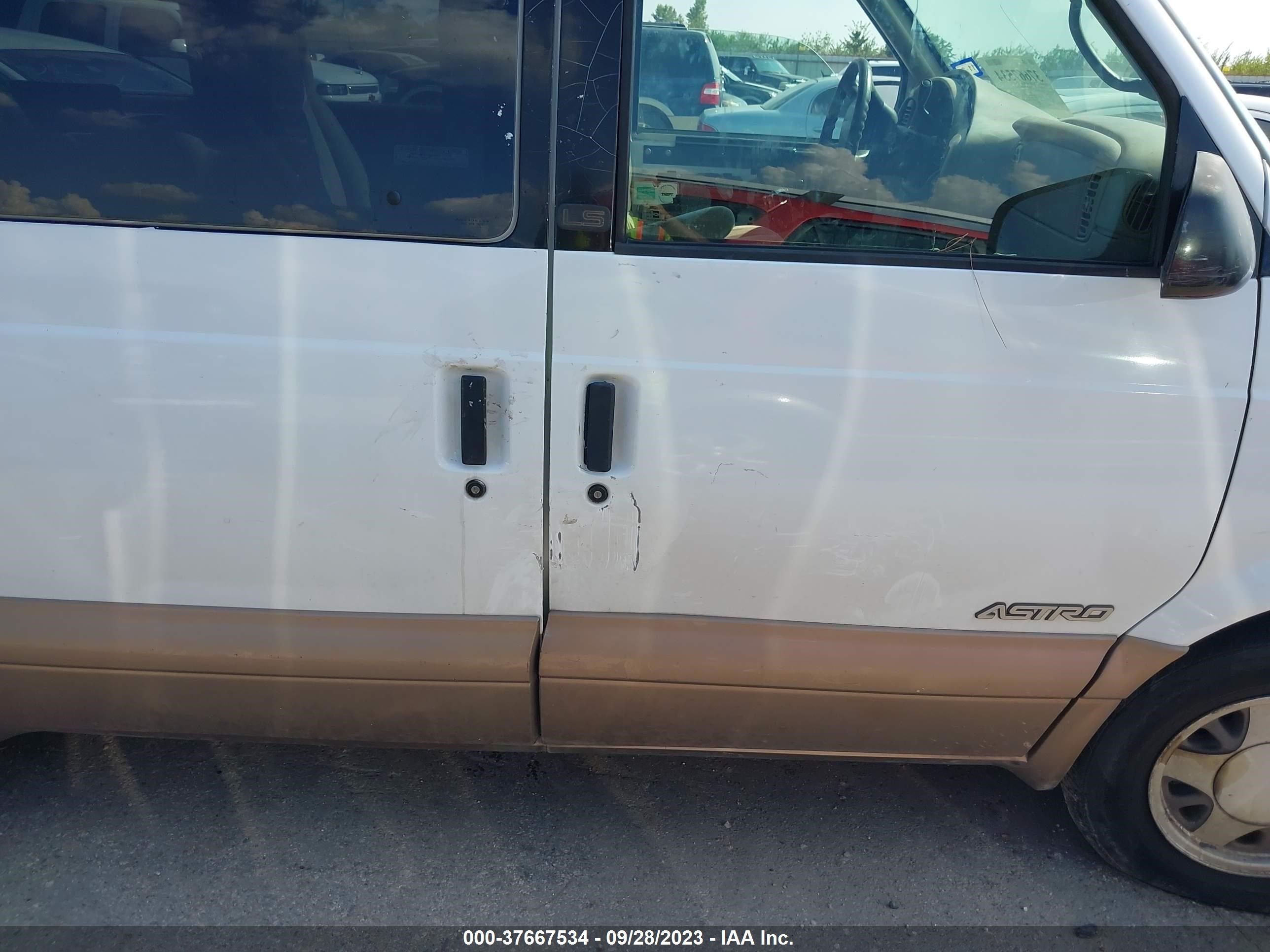 Photo 5 VIN: 1GNDM19W7YB143263 - CHEVROLET ASTRO 