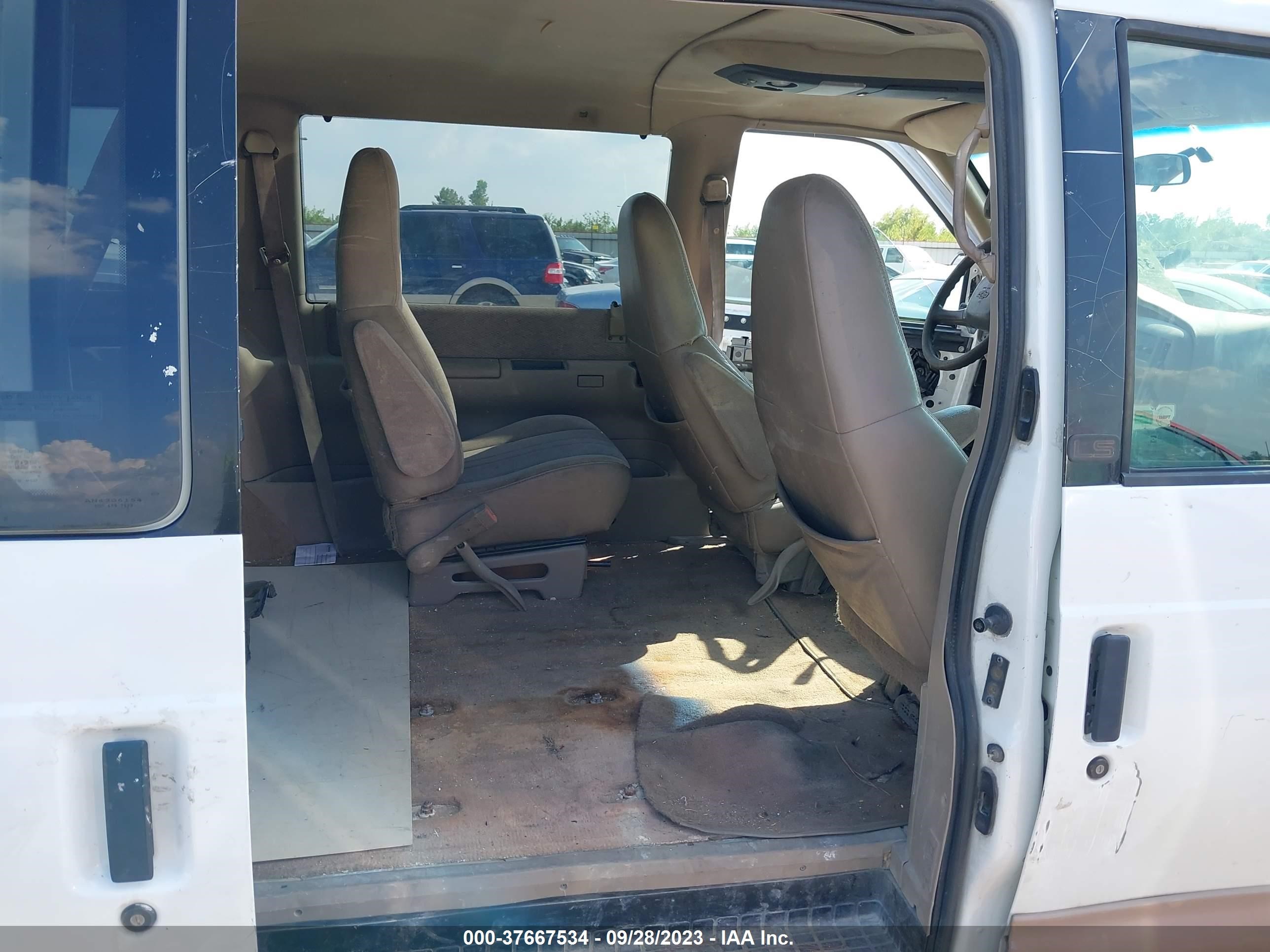 Photo 7 VIN: 1GNDM19W7YB143263 - CHEVROLET ASTRO 