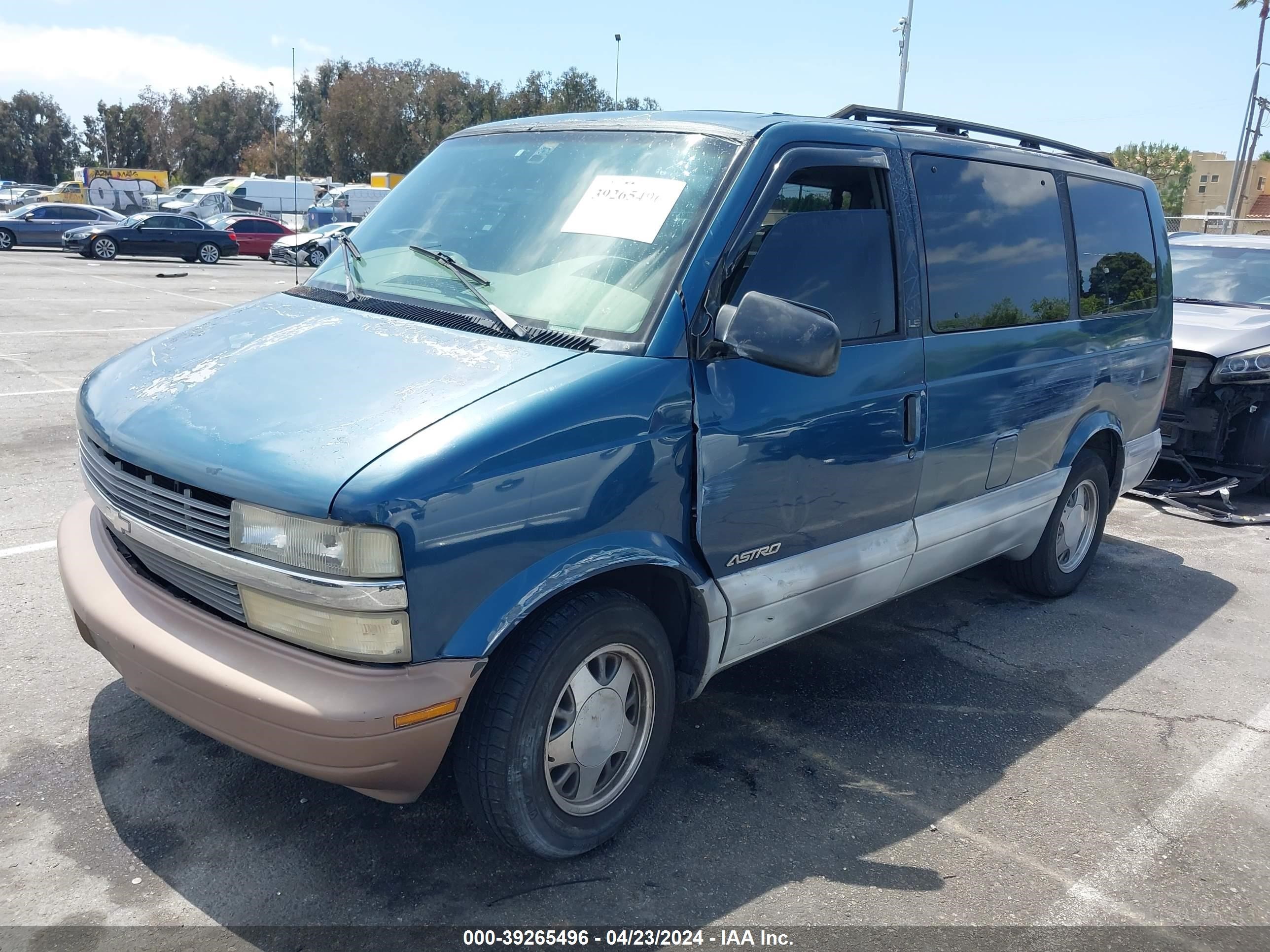 Photo 1 VIN: 1GNDM19W7YB198473 - CHEVROLET ASTRO 