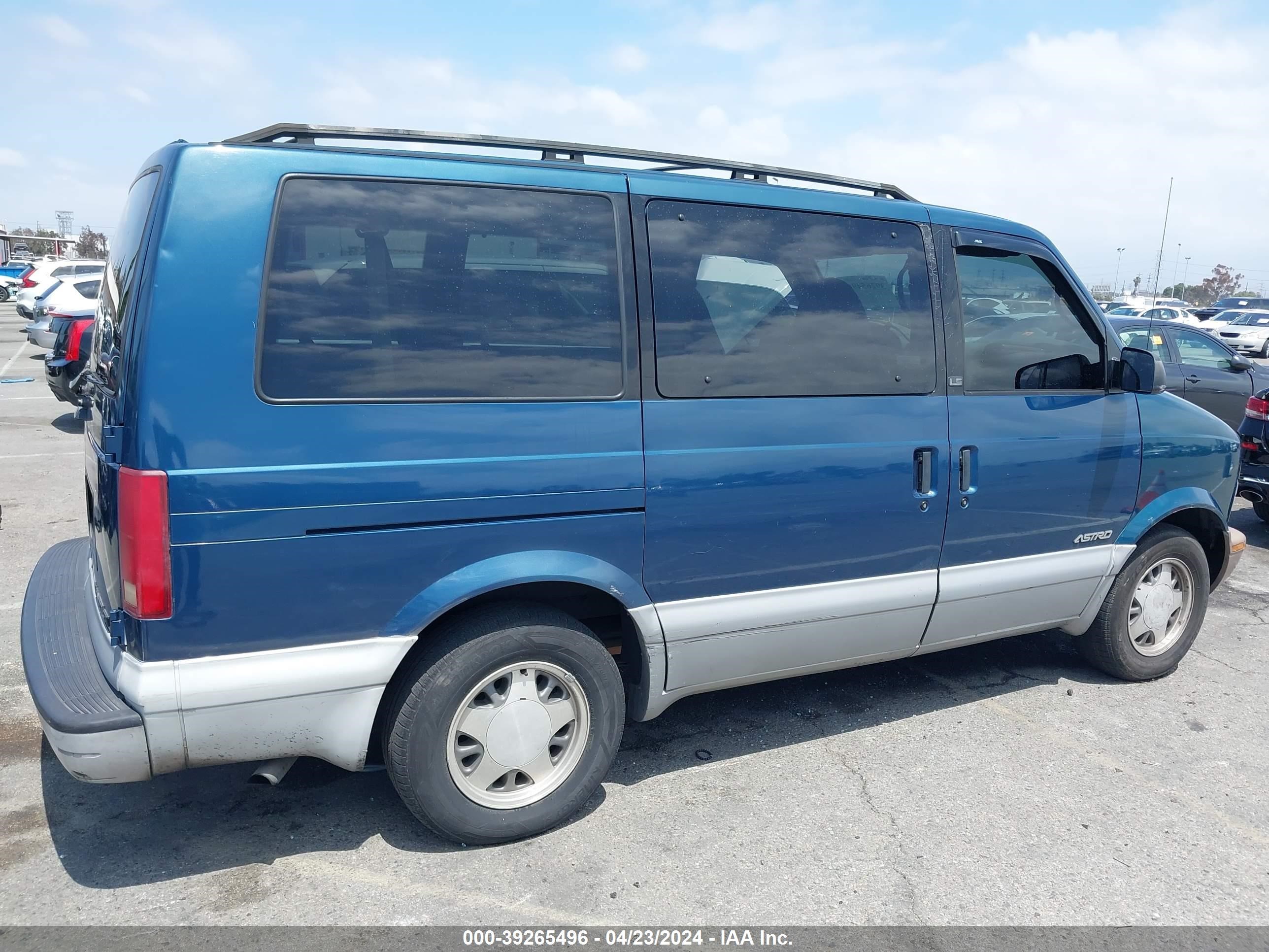 Photo 12 VIN: 1GNDM19W7YB198473 - CHEVROLET ASTRO 