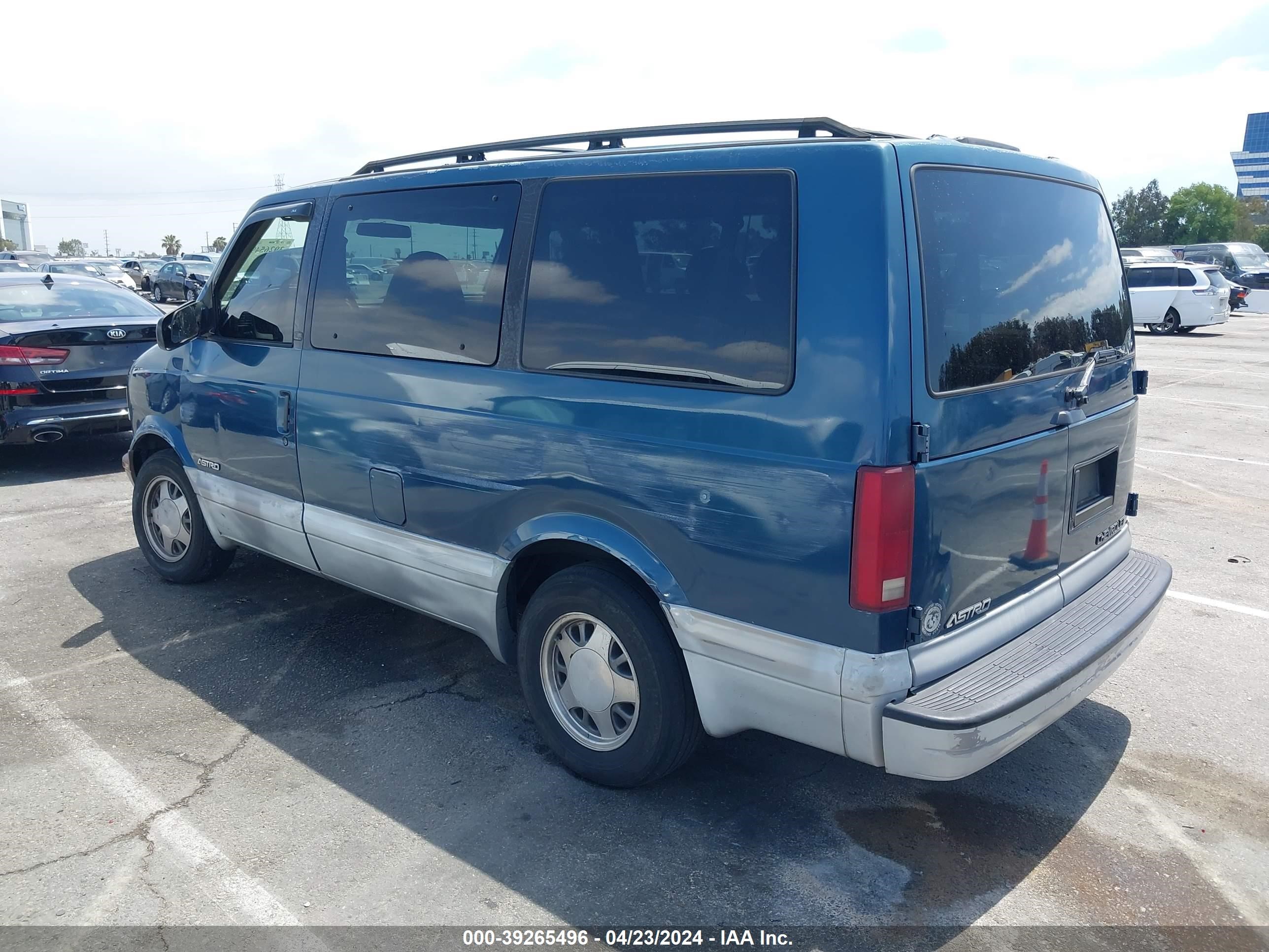 Photo 2 VIN: 1GNDM19W7YB198473 - CHEVROLET ASTRO 