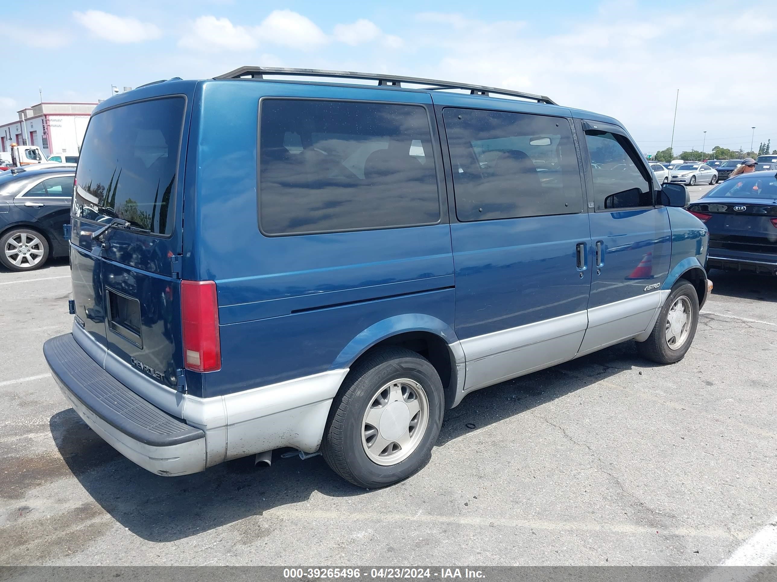 Photo 3 VIN: 1GNDM19W7YB198473 - CHEVROLET ASTRO 