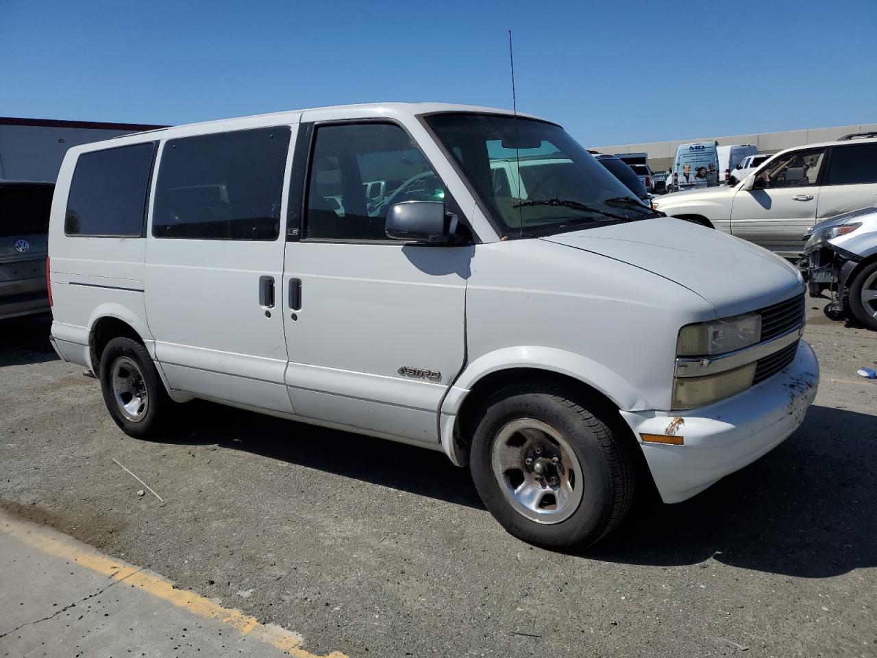 Photo 3 VIN: 1GNDM19W81B133279 - CHEVROLET ASTRO 