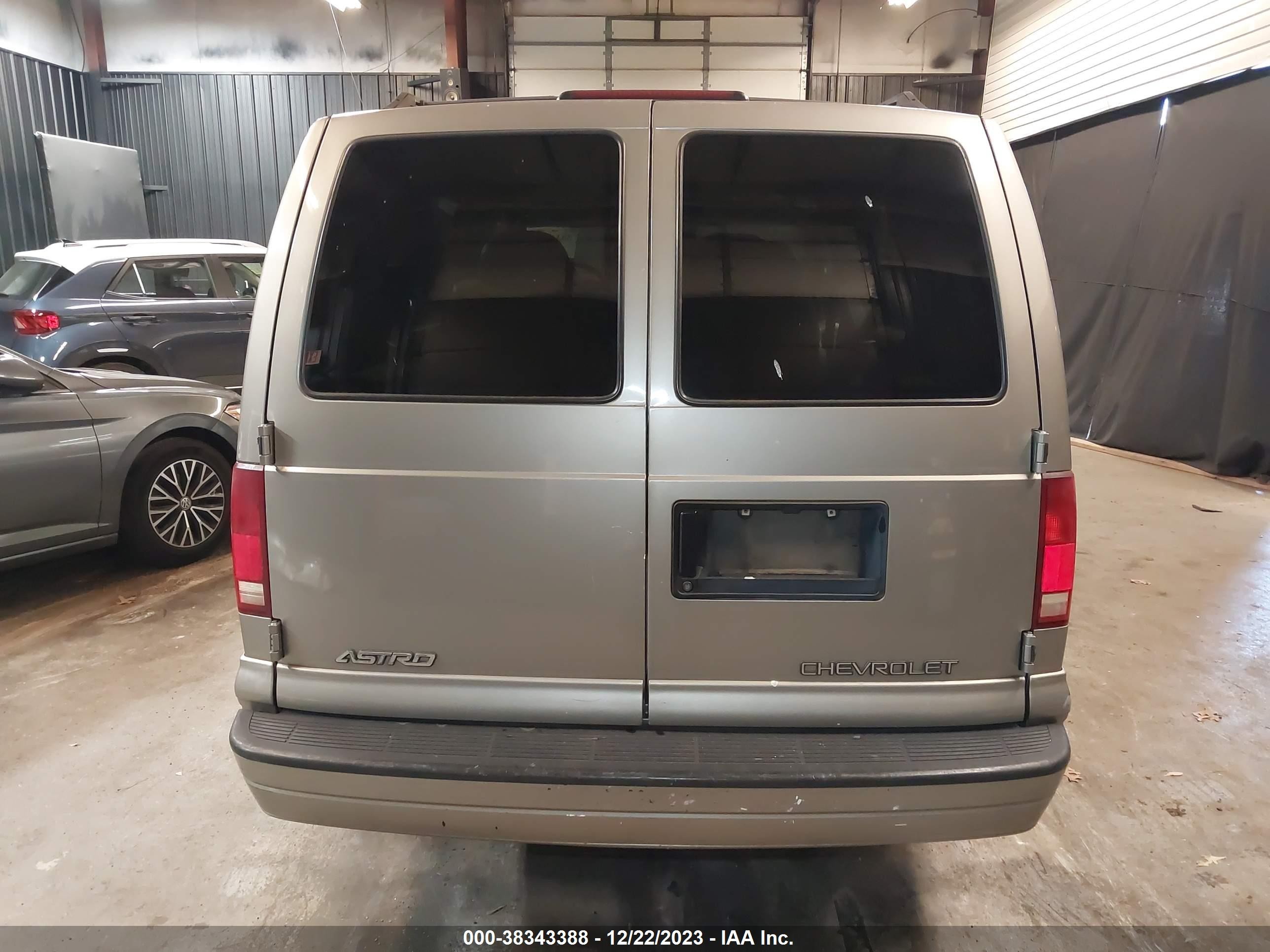 Photo 16 VIN: 1GNDM19W81B155444 - CHEVROLET ASTRO 