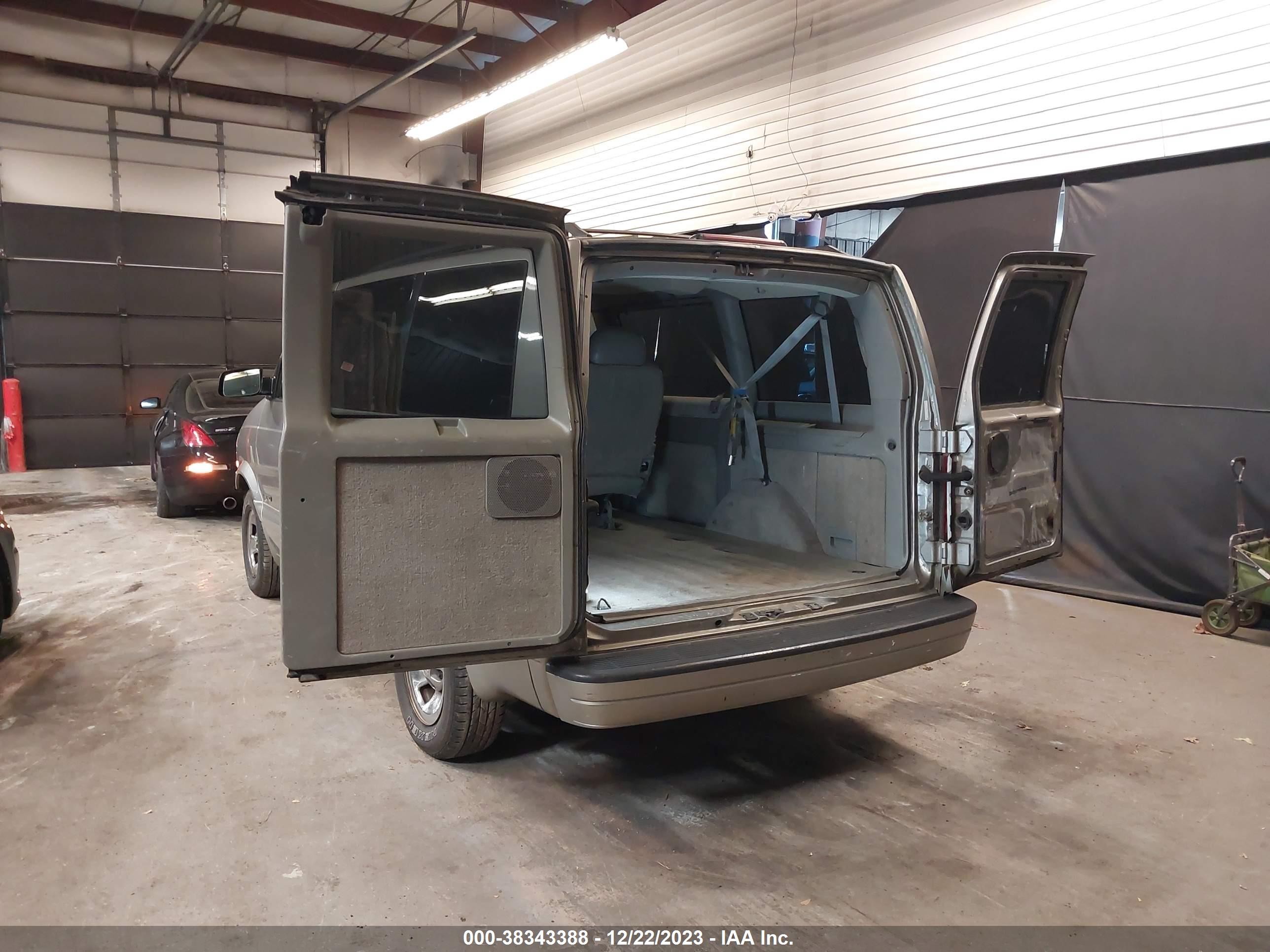 Photo 2 VIN: 1GNDM19W81B155444 - CHEVROLET ASTRO 