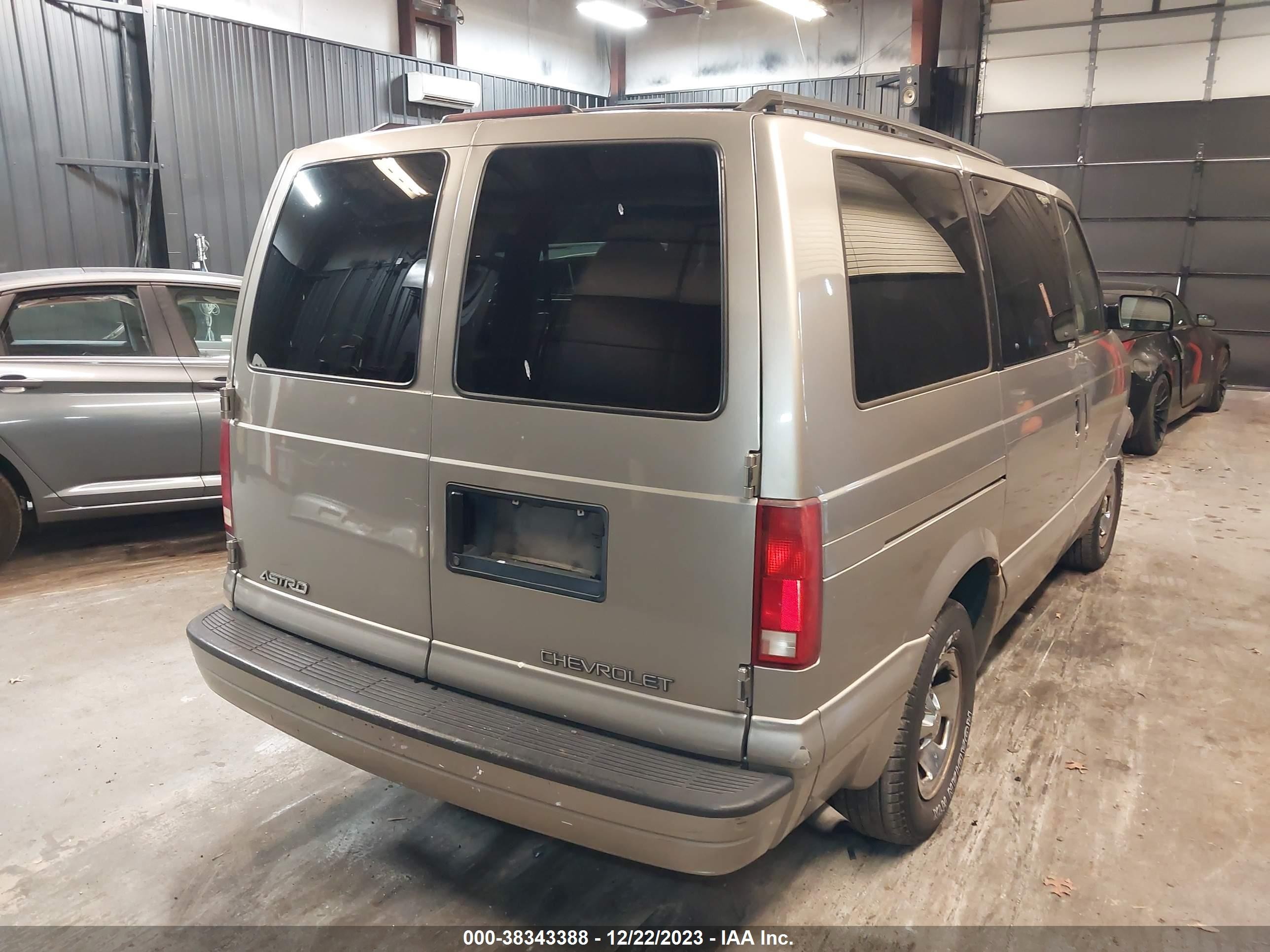 Photo 3 VIN: 1GNDM19W81B155444 - CHEVROLET ASTRO 