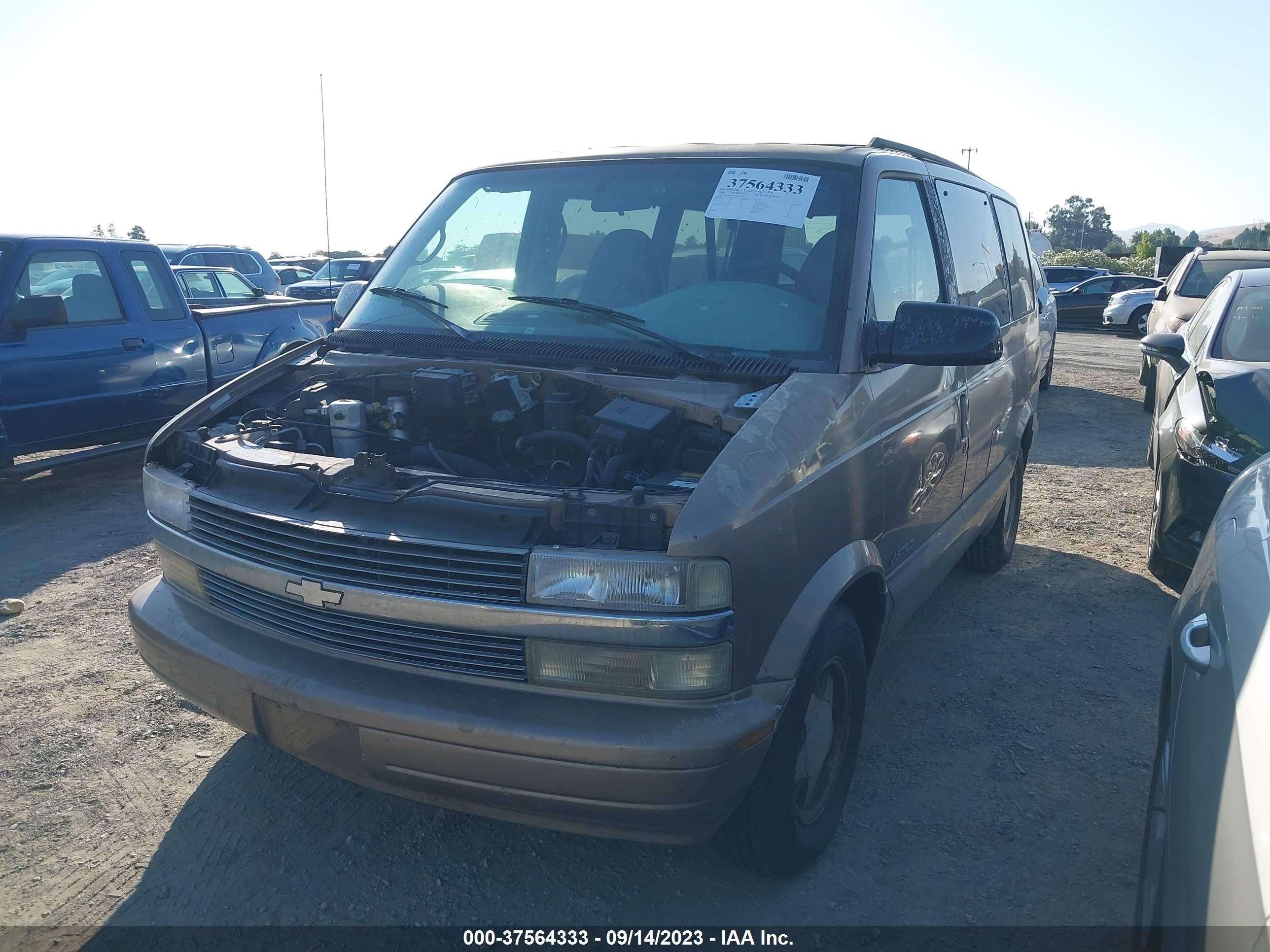 Photo 1 VIN: 1GNDM19W8XB197380 - CHEVROLET ASTRO 