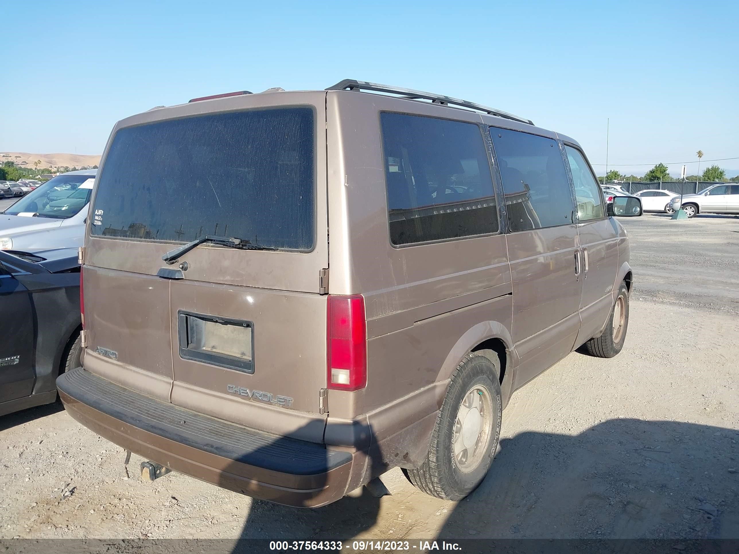 Photo 3 VIN: 1GNDM19W8XB197380 - CHEVROLET ASTRO 