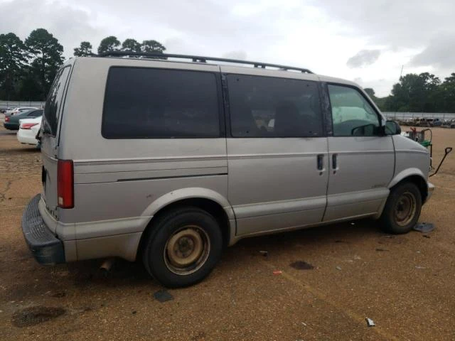 Photo 2 VIN: 1GNDM19W9YB143880 - CHEVROLET ASTRO 