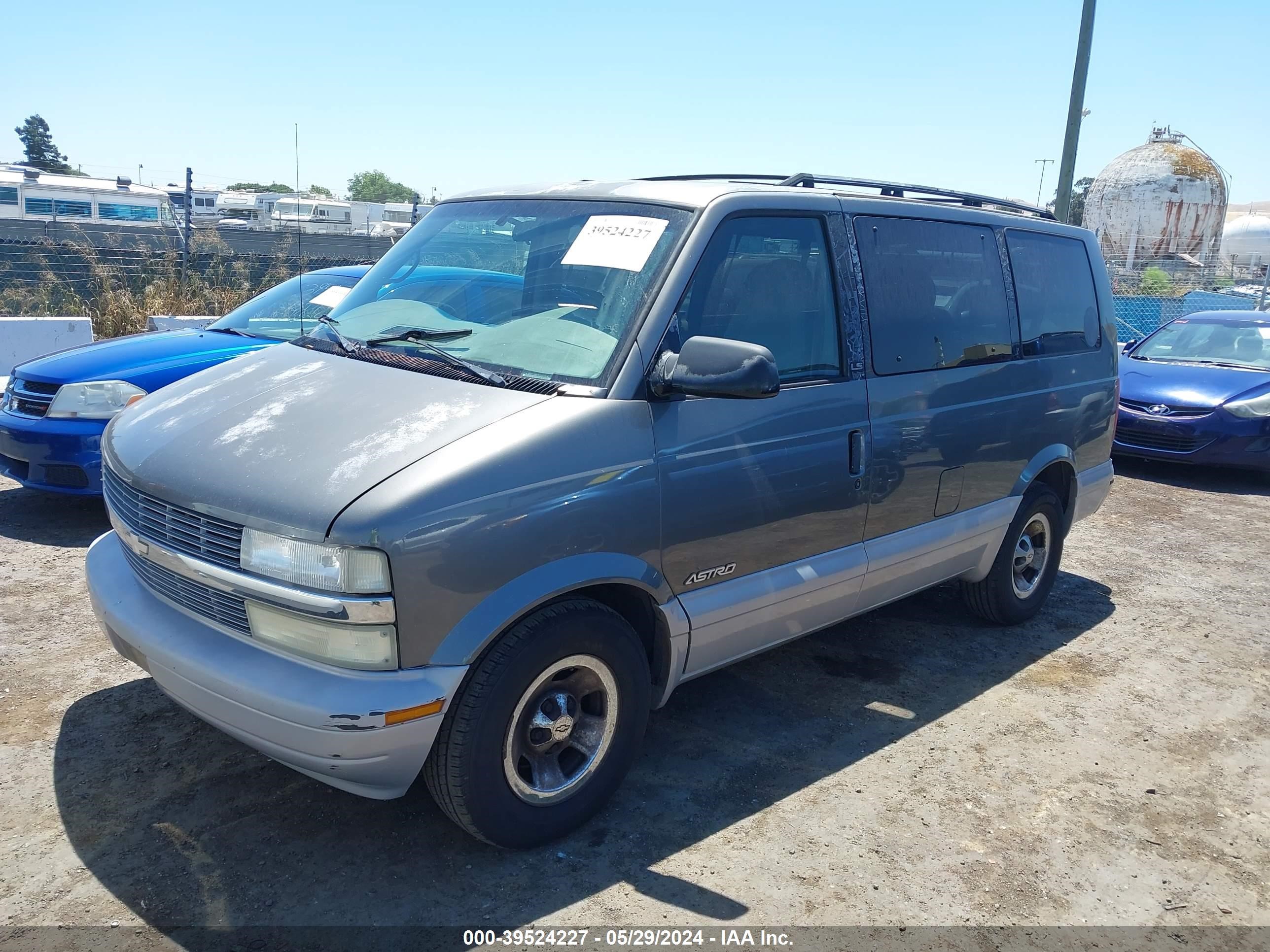 Photo 1 VIN: 1GNDM19W9YB154104 - CHEVROLET ASTRO 