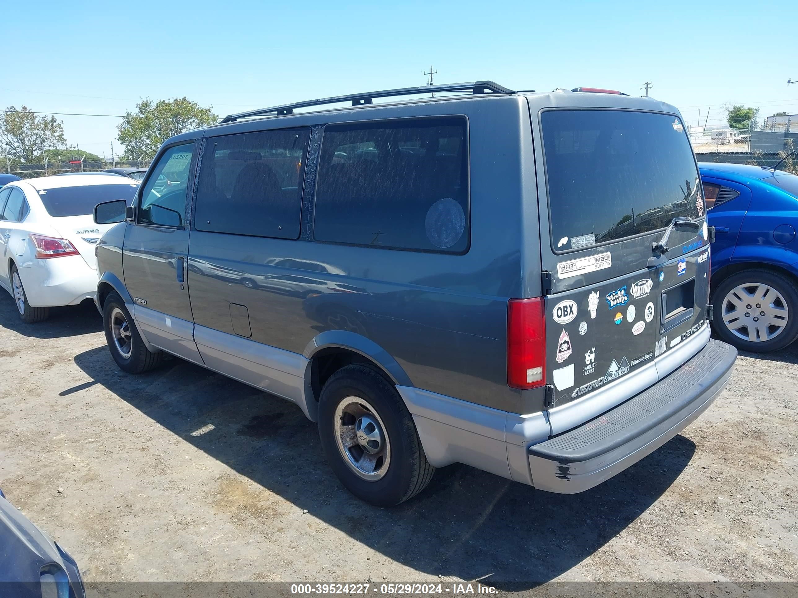 Photo 2 VIN: 1GNDM19W9YB154104 - CHEVROLET ASTRO 