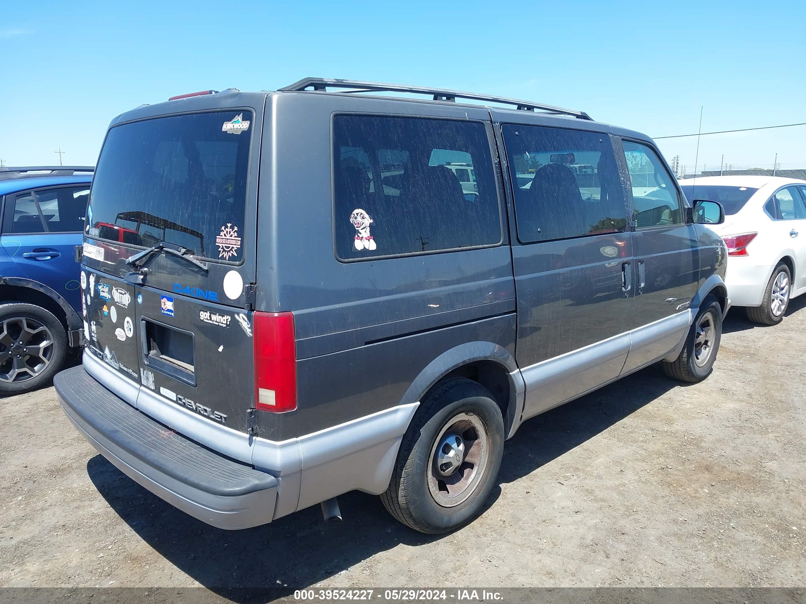 Photo 3 VIN: 1GNDM19W9YB154104 - CHEVROLET ASTRO 