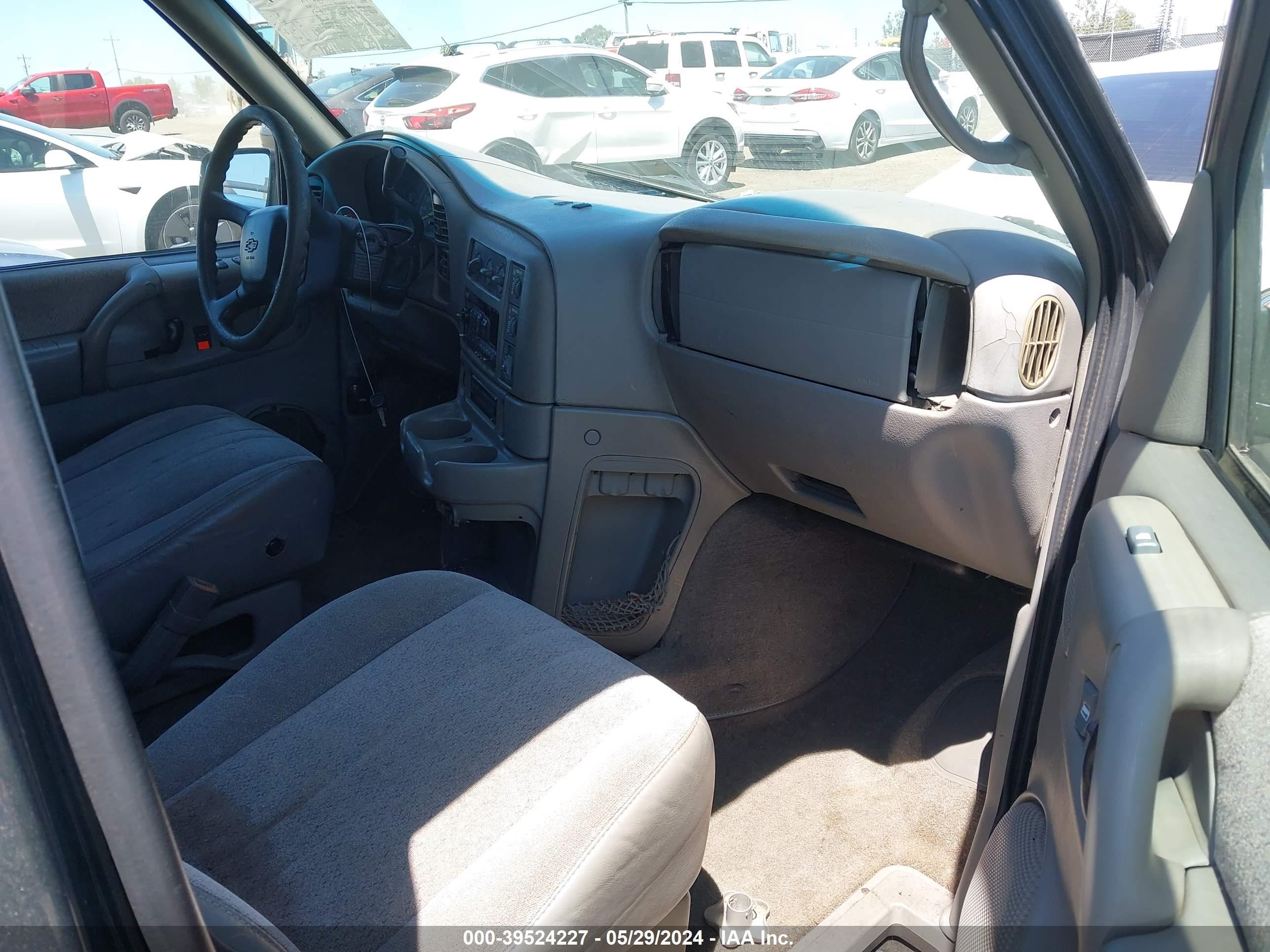 Photo 4 VIN: 1GNDM19W9YB154104 - CHEVROLET ASTRO 