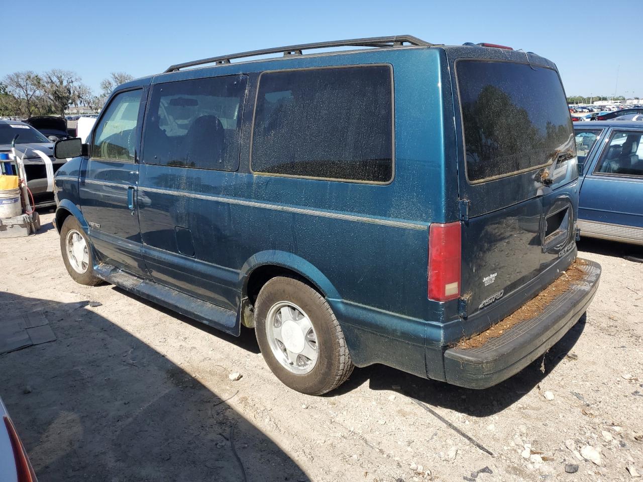 Photo 1 VIN: 1GNDM19W9YB207576 - CHEVROLET ASTRO 