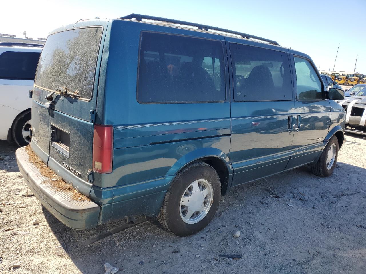 Photo 2 VIN: 1GNDM19W9YB207576 - CHEVROLET ASTRO 