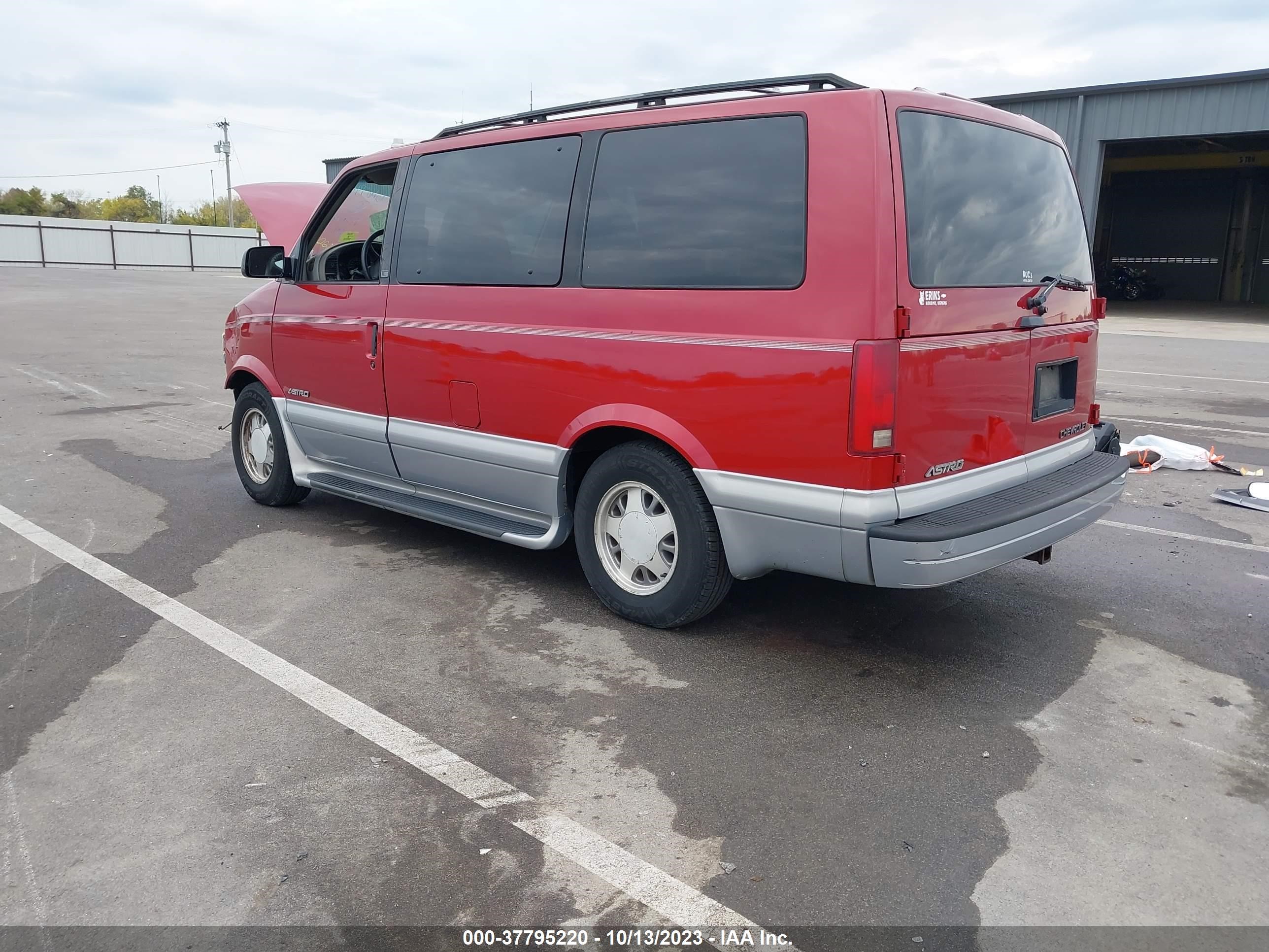 Photo 2 VIN: 1GNDM19W9YB213782 - CHEVROLET ASTRO 