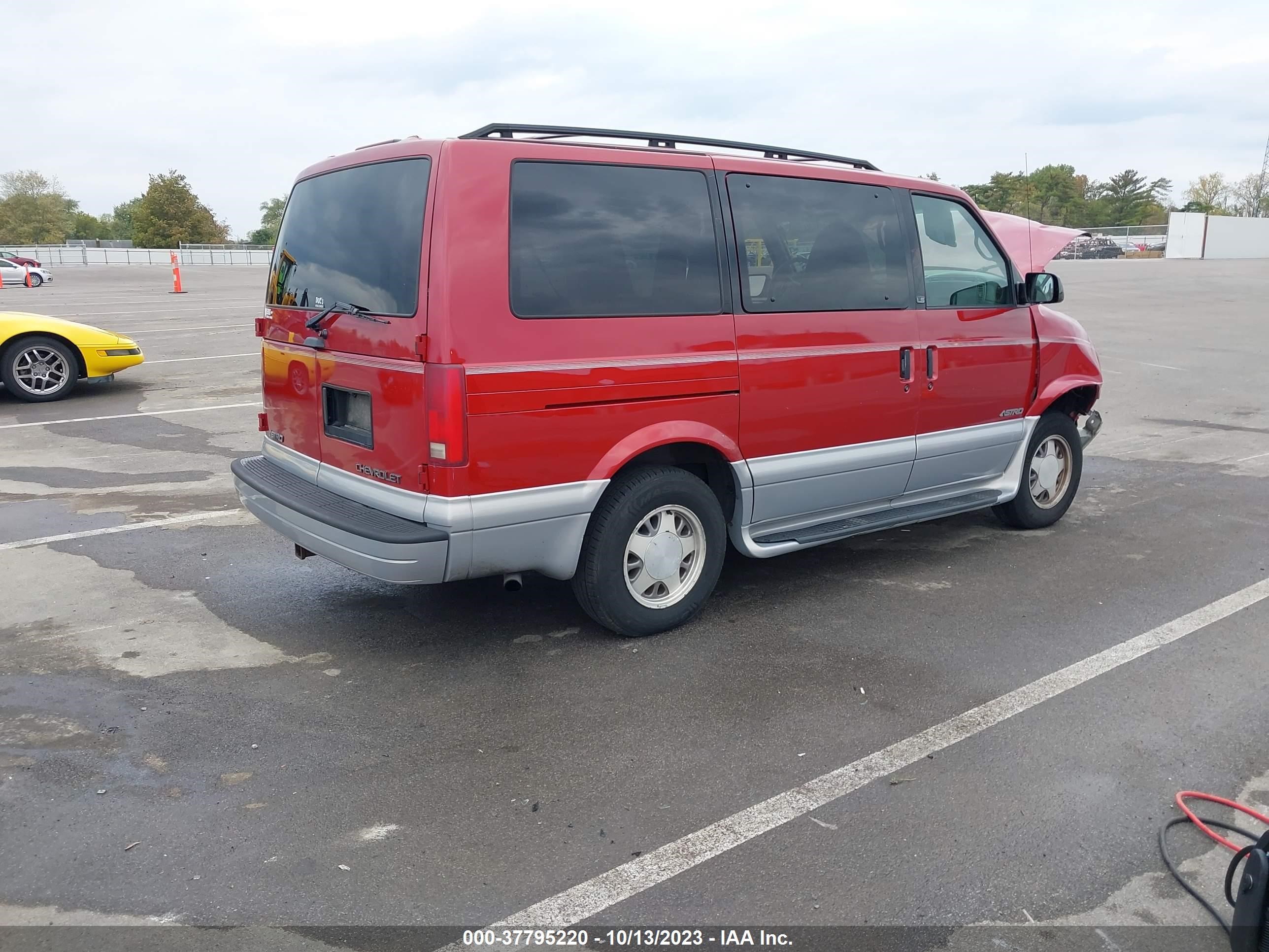 Photo 3 VIN: 1GNDM19W9YB213782 - CHEVROLET ASTRO 