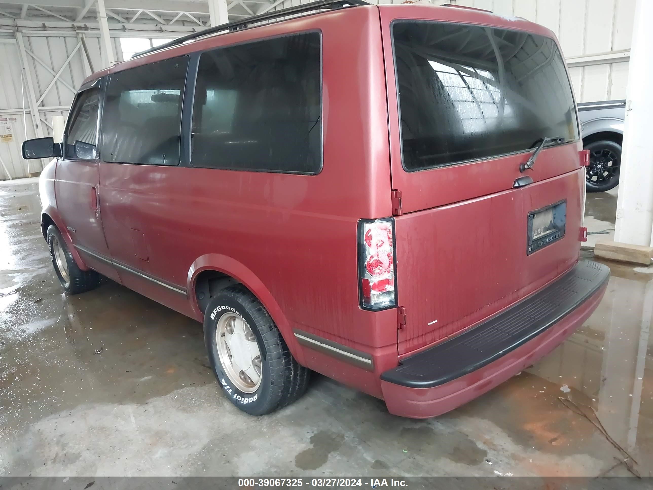 Photo 2 VIN: 1GNDM19WXSB263890 - CHEVROLET ASTRO 