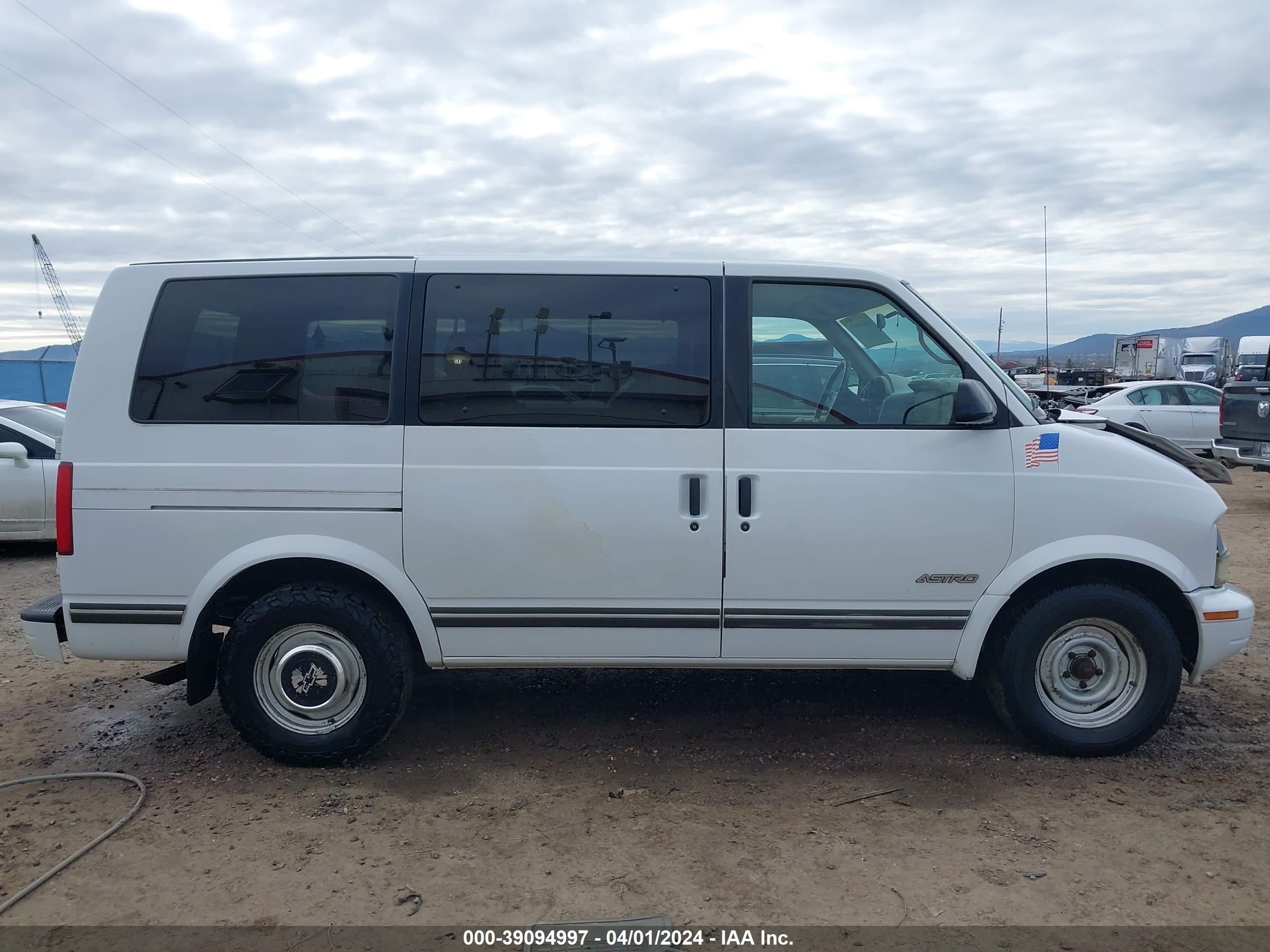 Photo 12 VIN: 1GNDM19WXVB191948 - CHEVROLET ASTRO 