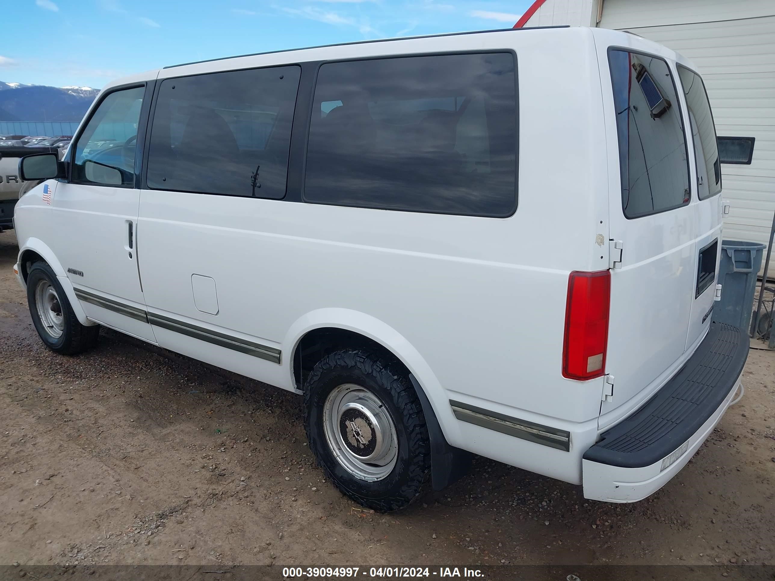 Photo 2 VIN: 1GNDM19WXVB191948 - CHEVROLET ASTRO 