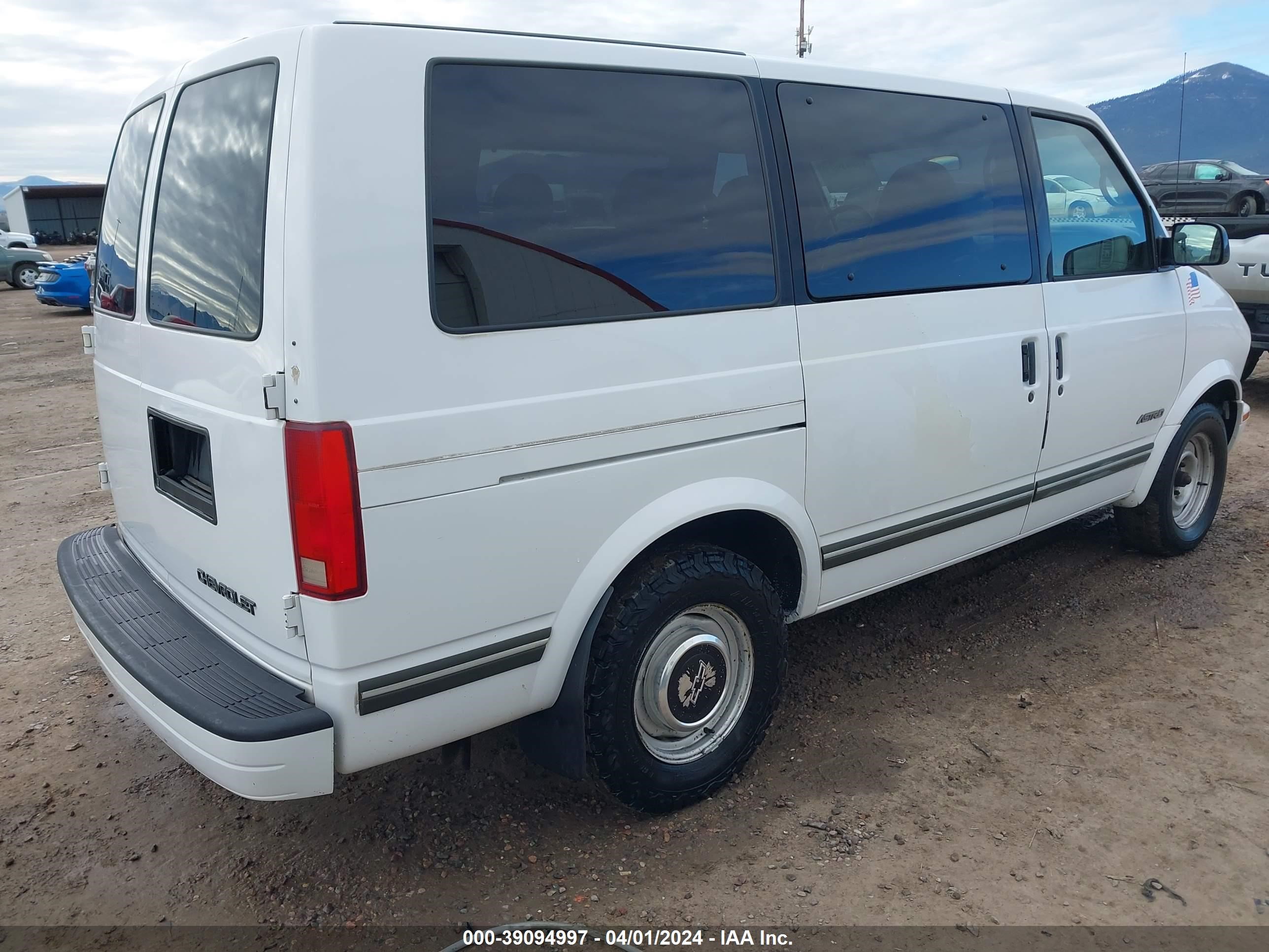 Photo 3 VIN: 1GNDM19WXVB191948 - CHEVROLET ASTRO 