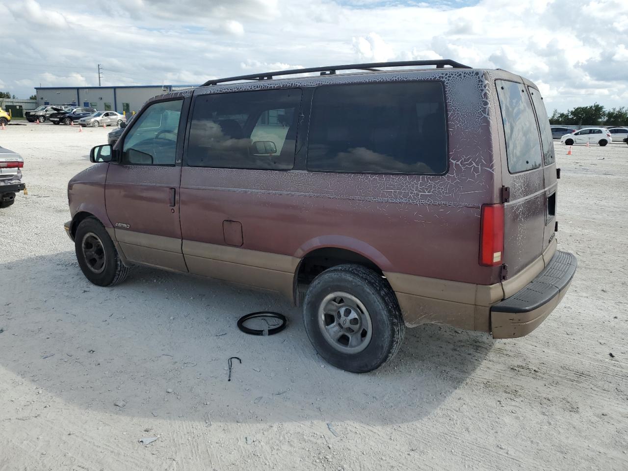 Photo 1 VIN: 1GNDM19WXVB205685 - CHEVROLET ASTRO 