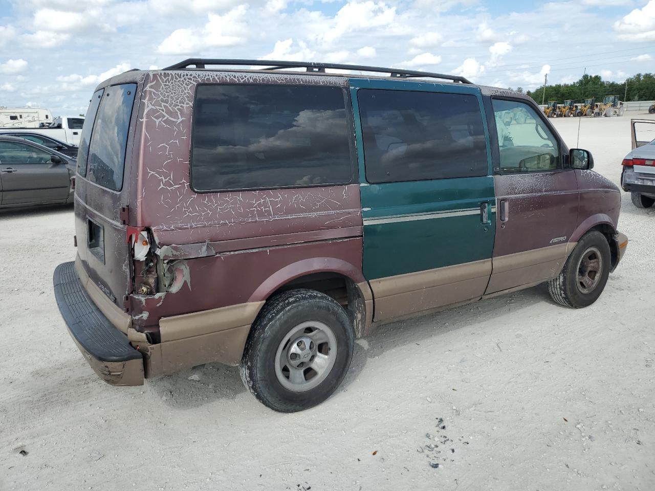 Photo 2 VIN: 1GNDM19WXVB205685 - CHEVROLET ASTRO 