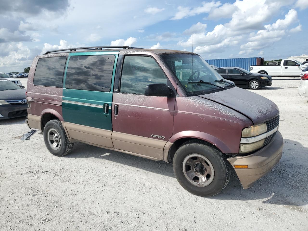 Photo 3 VIN: 1GNDM19WXVB205685 - CHEVROLET ASTRO 