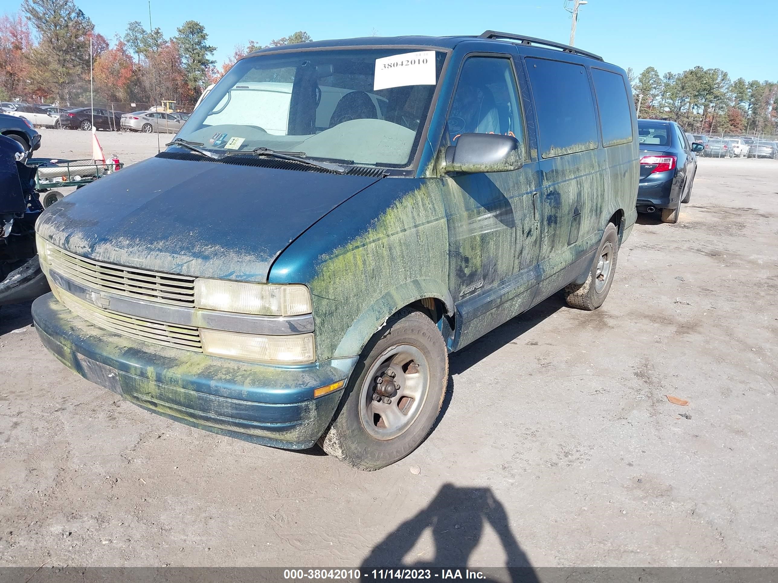 Photo 1 VIN: 1GNDM19WXYB175219 - CHEVROLET ASTRO 