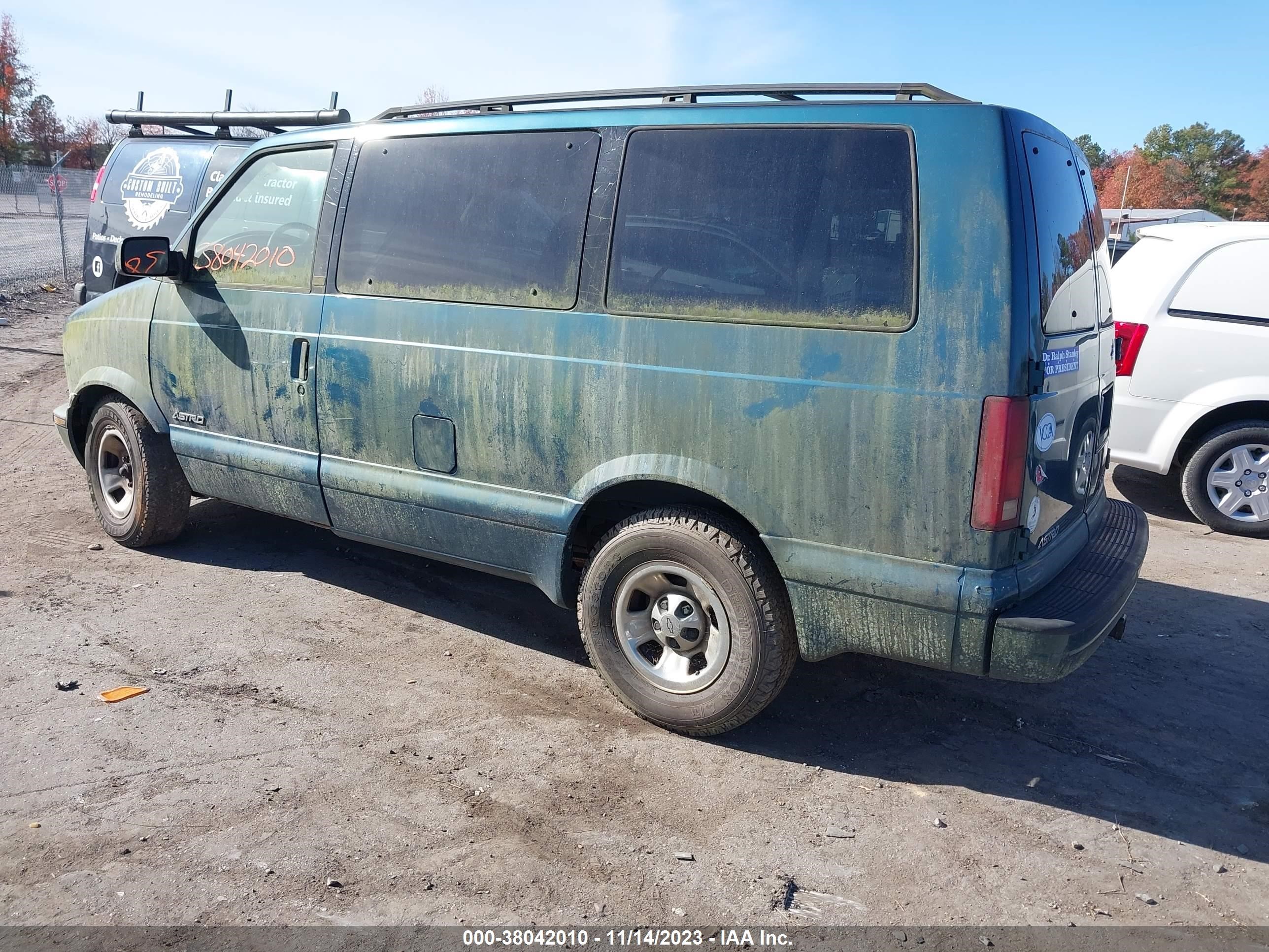 Photo 2 VIN: 1GNDM19WXYB175219 - CHEVROLET ASTRO 