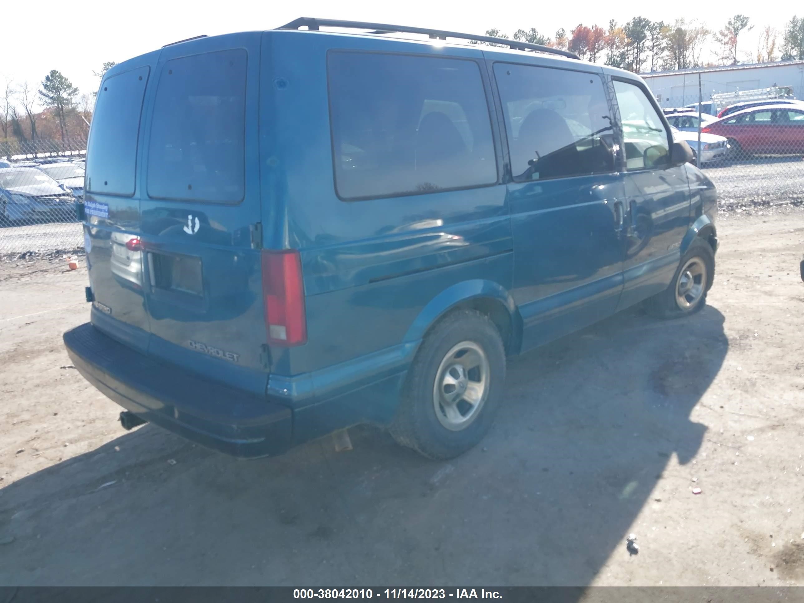 Photo 3 VIN: 1GNDM19WXYB175219 - CHEVROLET ASTRO 