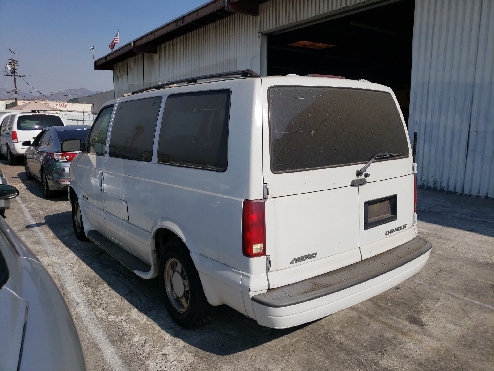 Photo 2 VIN: 1GNDM19X12B116172 - CHEVROLET ASTRO 