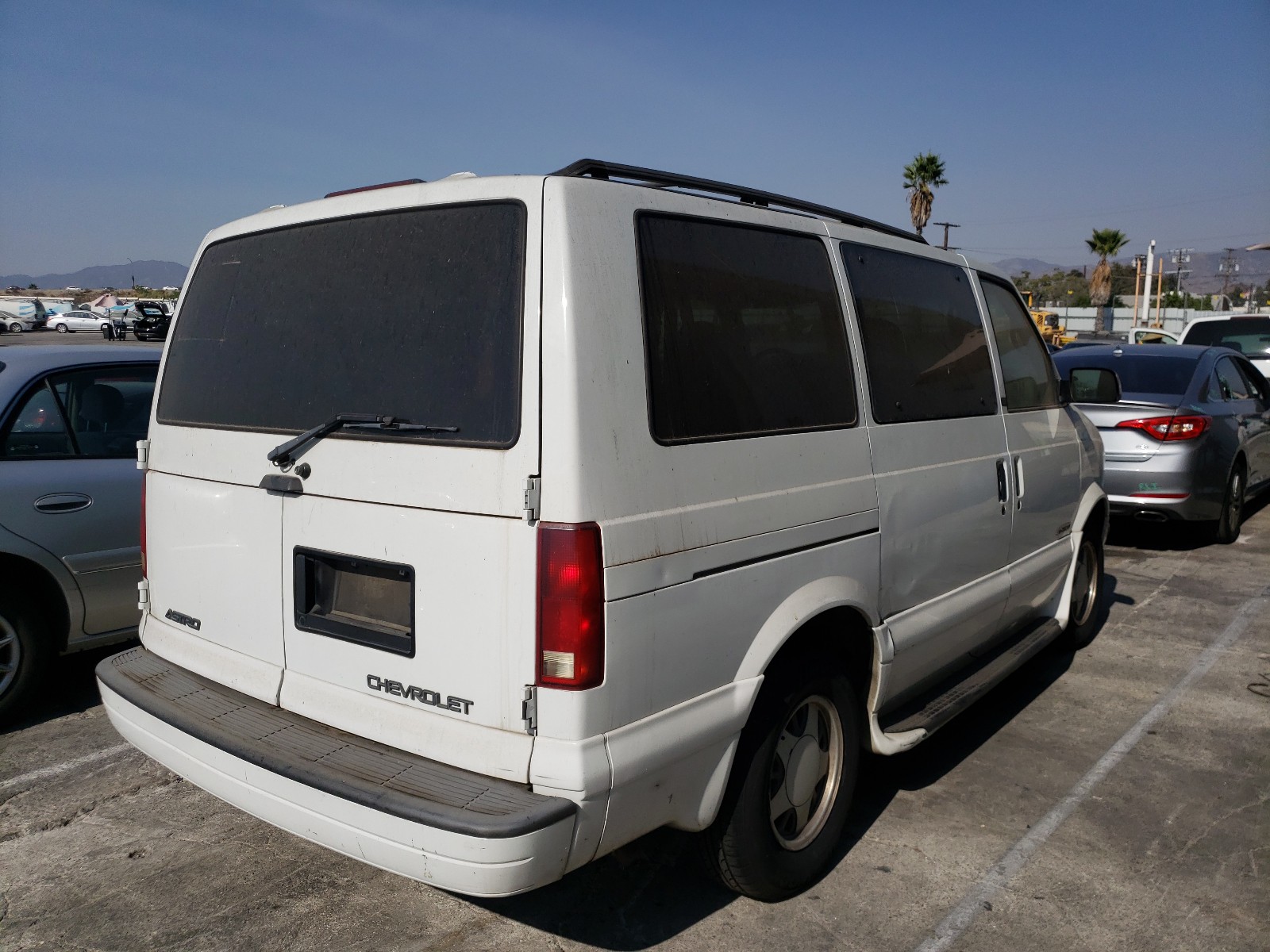 Photo 3 VIN: 1GNDM19X12B116172 - CHEVROLET ASTRO 