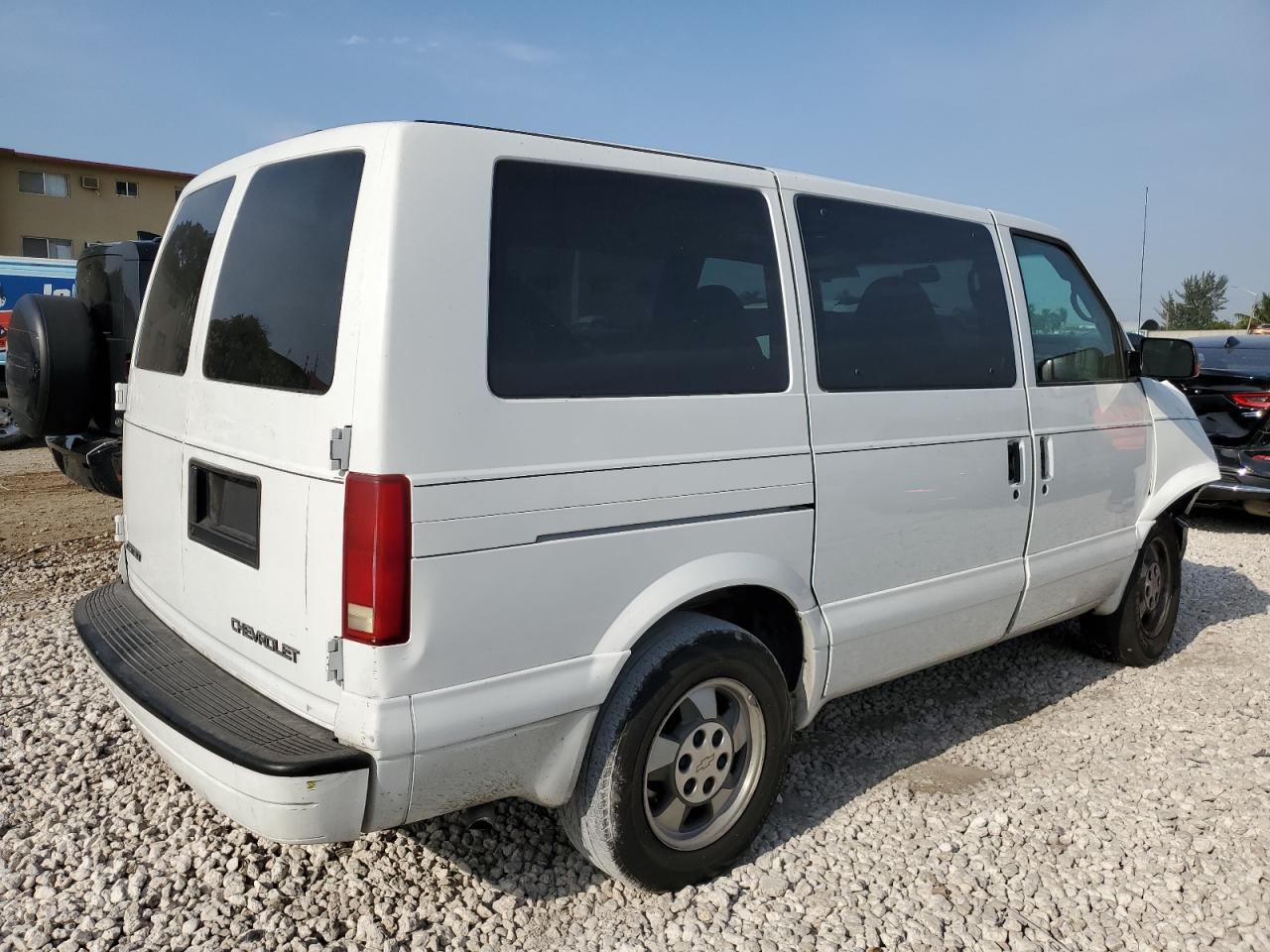 Photo 2 VIN: 1GNDM19X13B136732 - CHEVROLET ASTRO 