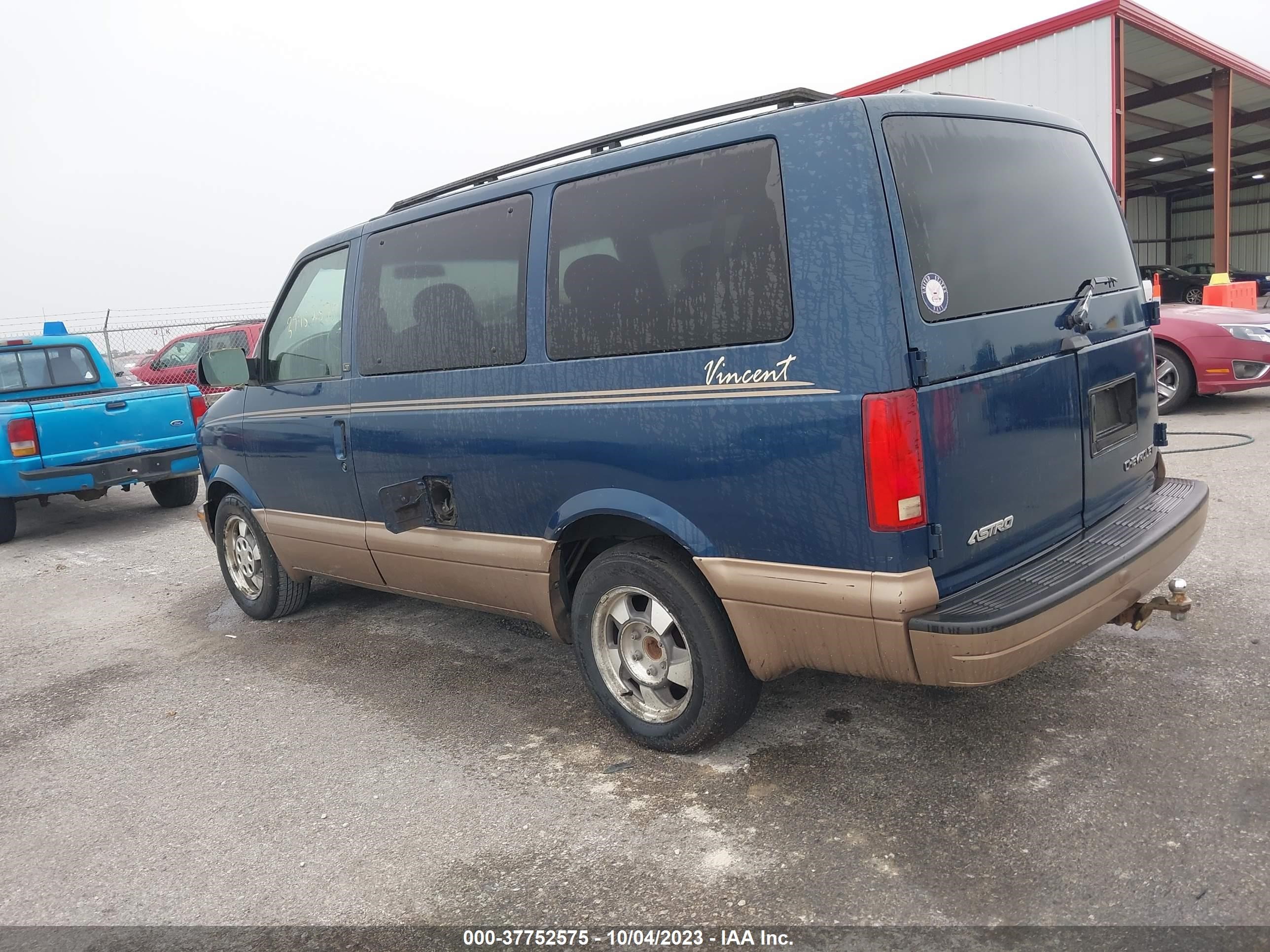 Photo 2 VIN: 1GNDM19X13B150923 - CHEVROLET ASTRO 