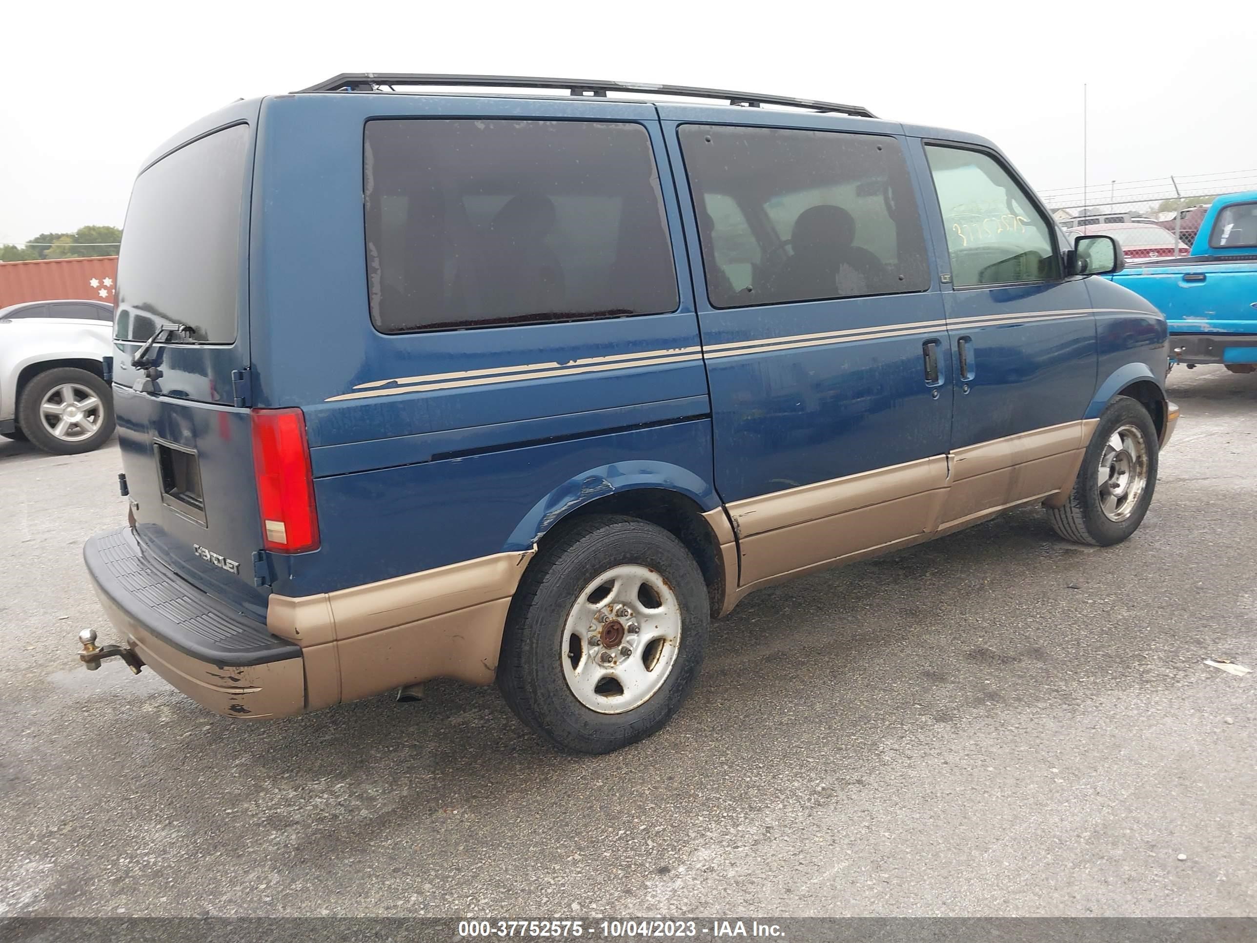 Photo 3 VIN: 1GNDM19X13B150923 - CHEVROLET ASTRO 