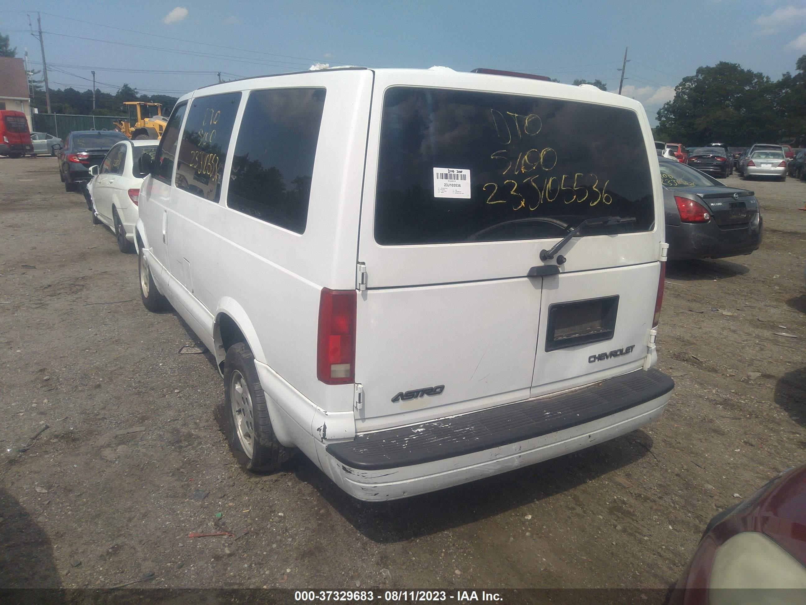 Photo 2 VIN: 1GNDM19X15B114510 - CHEVROLET ASTRO 