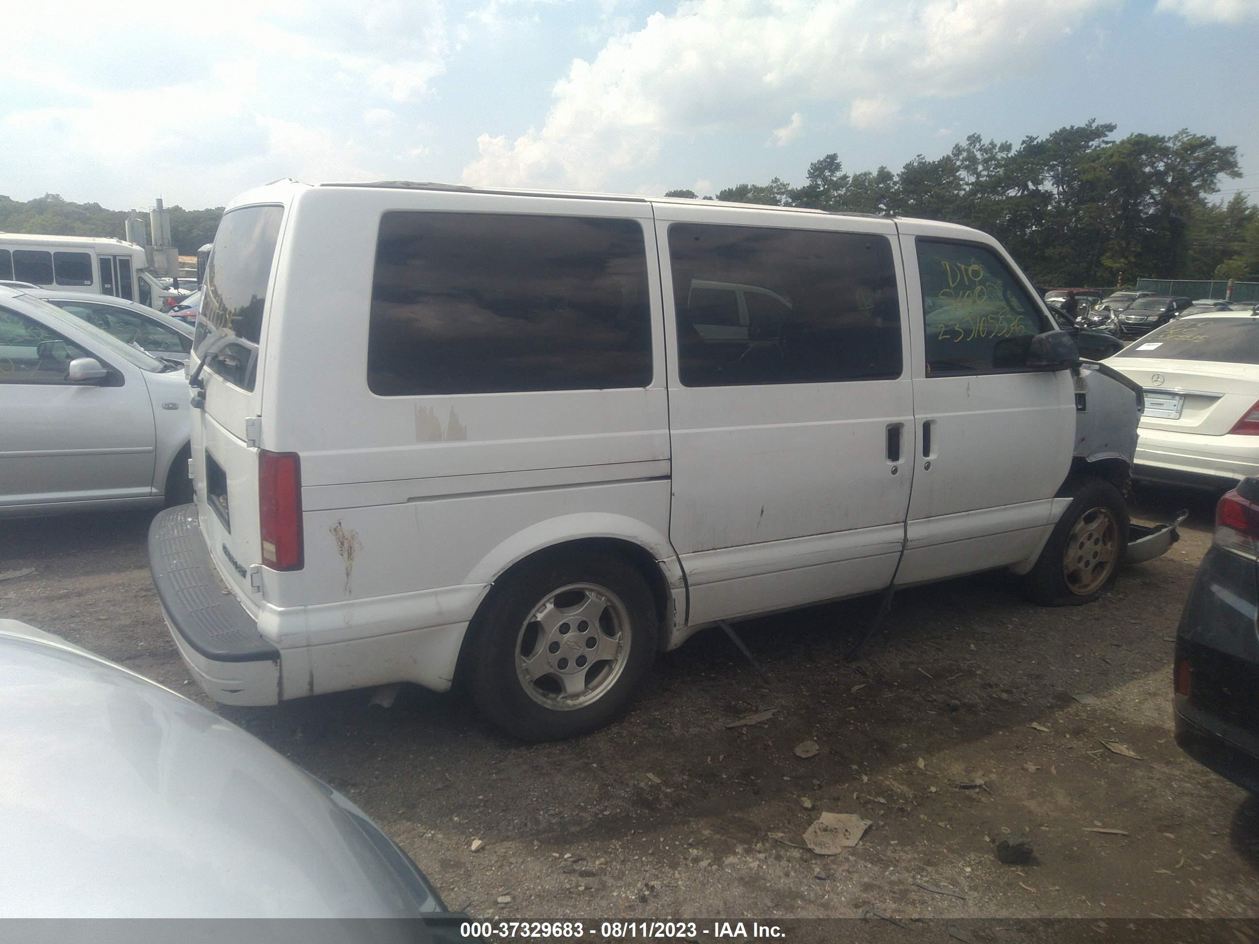 Photo 3 VIN: 1GNDM19X15B114510 - CHEVROLET ASTRO 