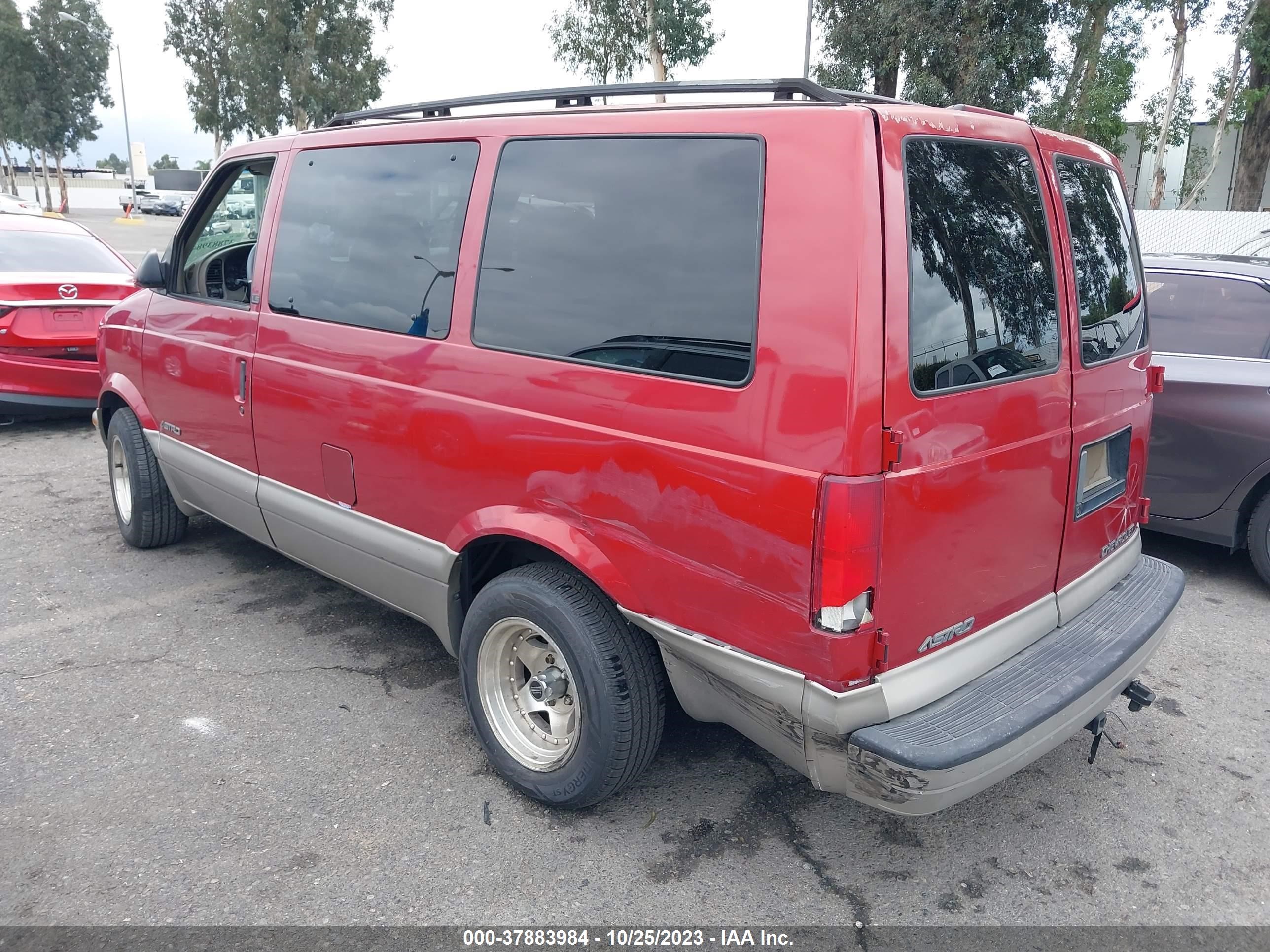 Photo 2 VIN: 1GNDM19X22B100241 - CHEVROLET ASTRO 