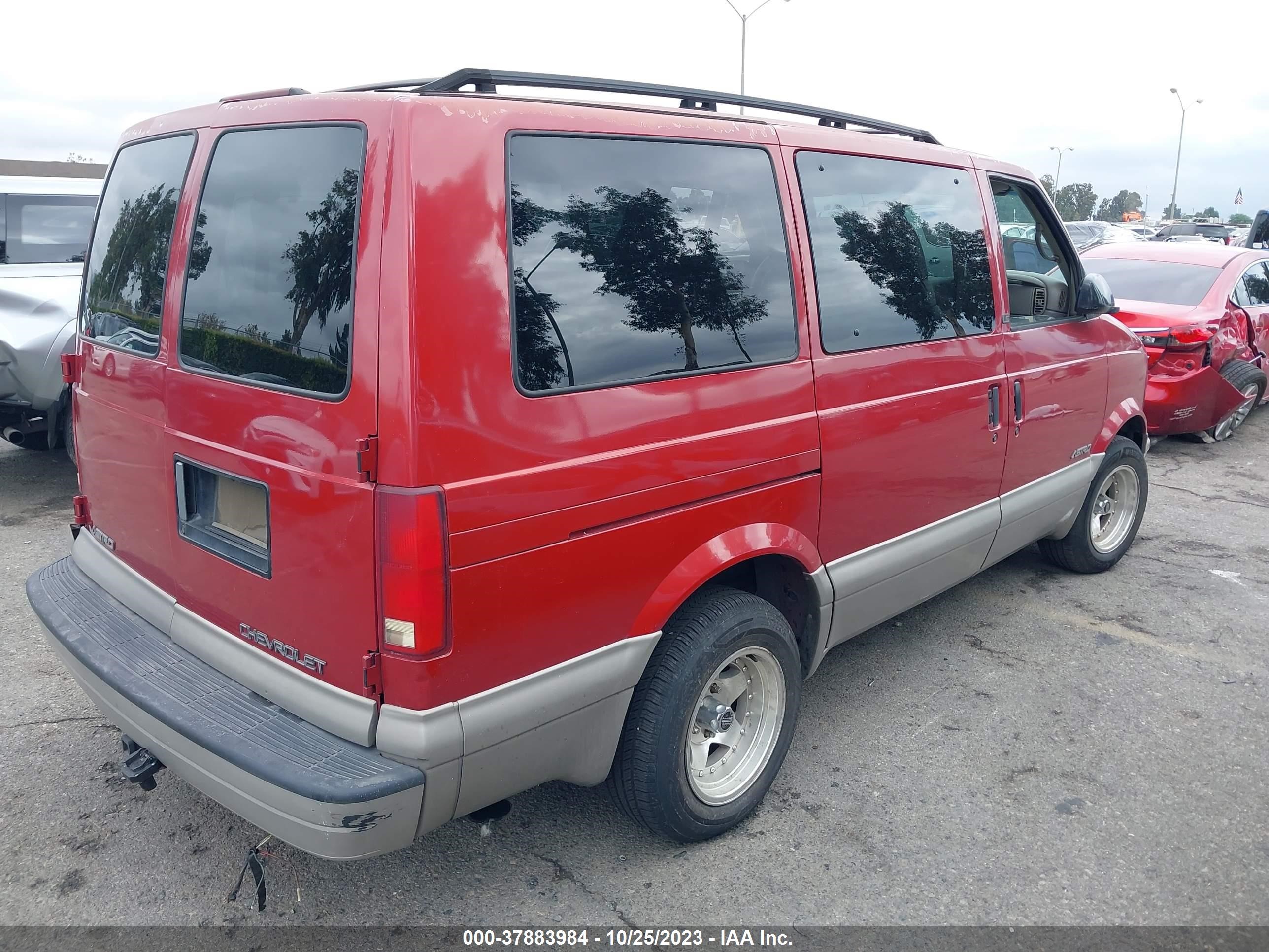 Photo 3 VIN: 1GNDM19X22B100241 - CHEVROLET ASTRO 