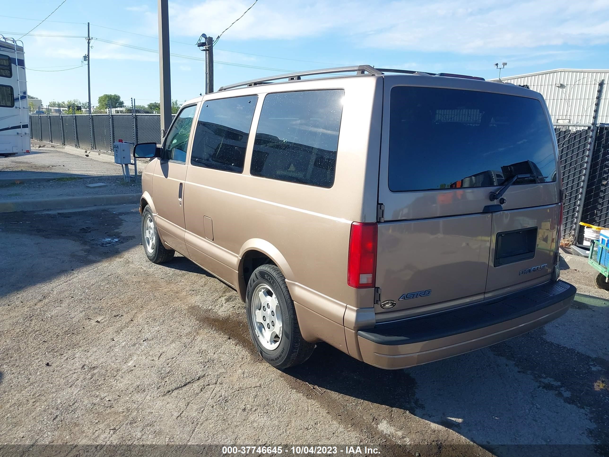 Photo 2 VIN: 1GNDM19X25B112426 - CHEVROLET ASTRO 