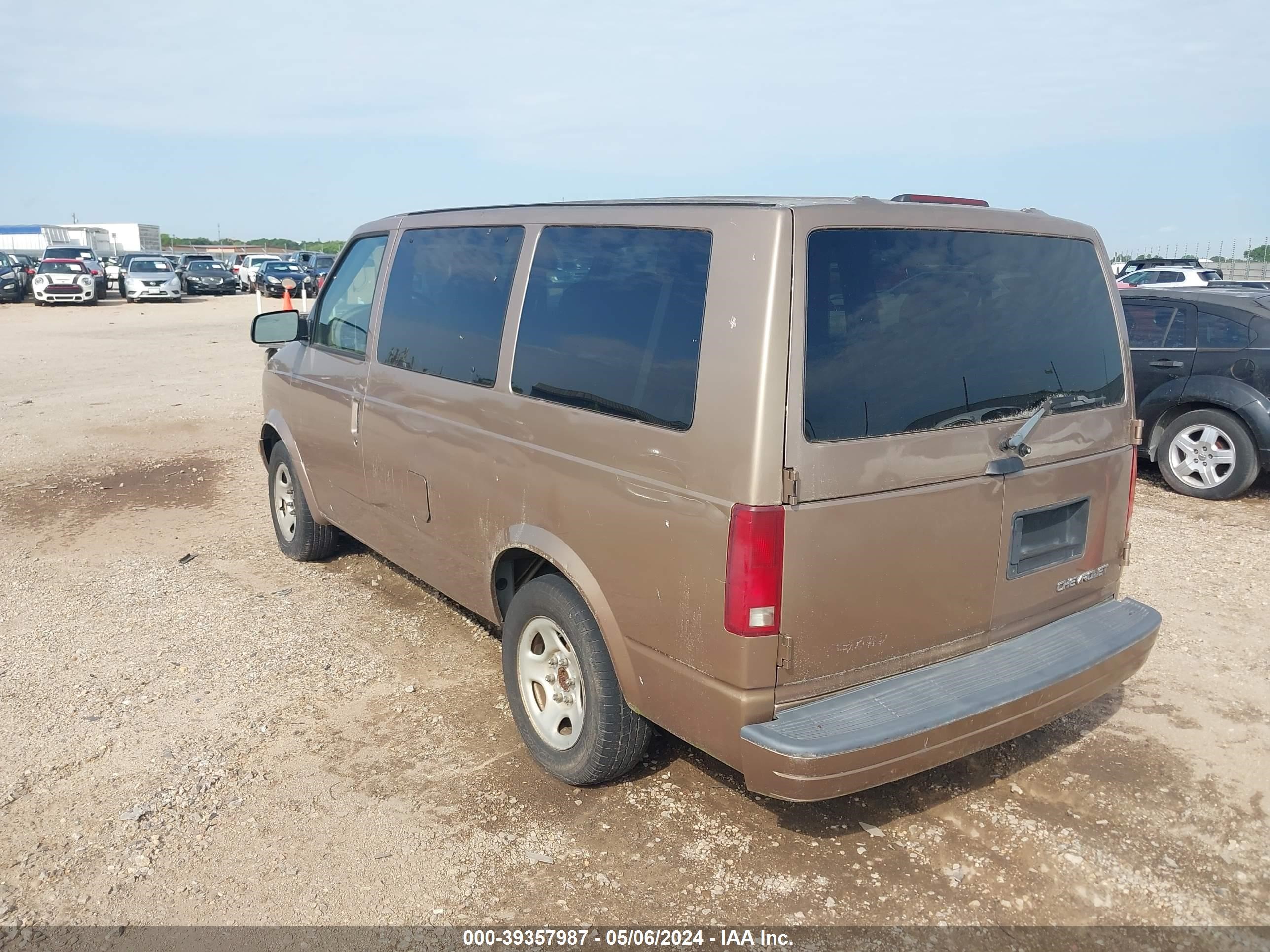 Photo 2 VIN: 1GNDM19X34B126091 - CHEVROLET ASTRO 