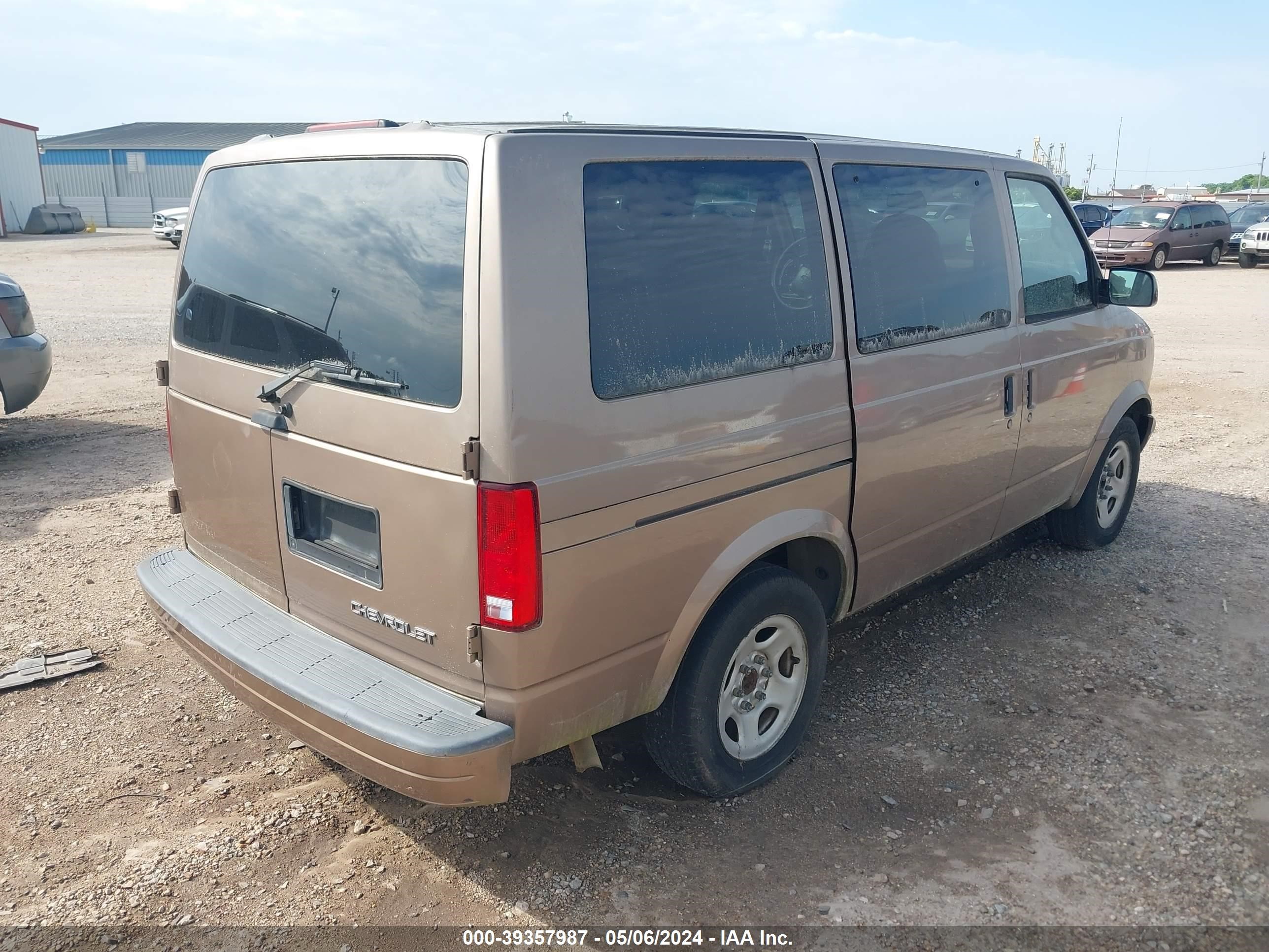 Photo 3 VIN: 1GNDM19X34B126091 - CHEVROLET ASTRO 