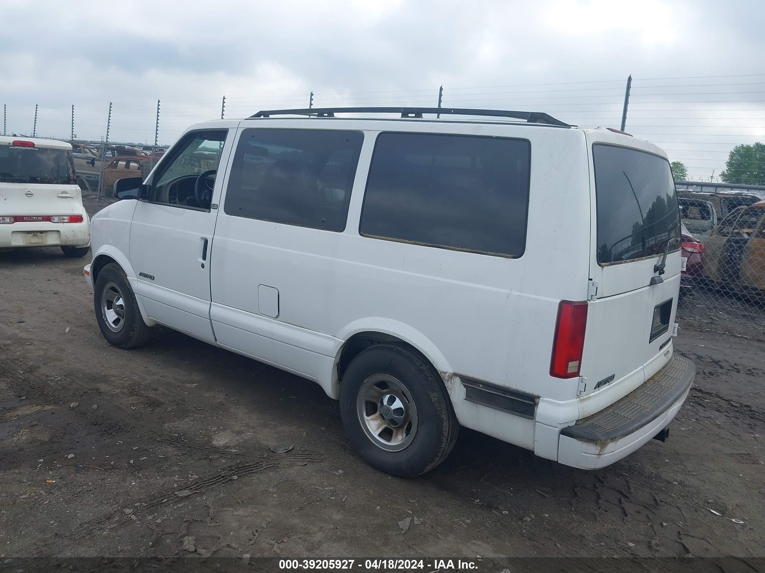 Photo 2 VIN: 1GNDM19X42B107398 - CHEVROLET ASTRO 