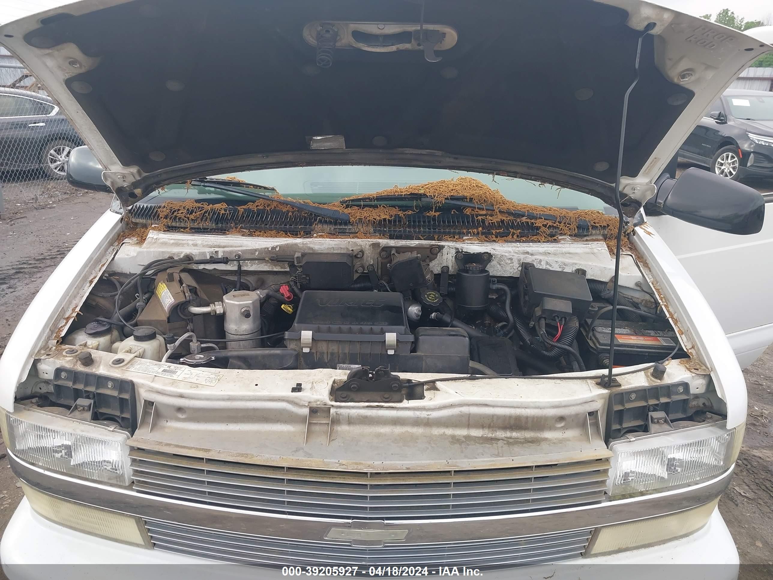 Photo 9 VIN: 1GNDM19X42B107398 - CHEVROLET ASTRO 