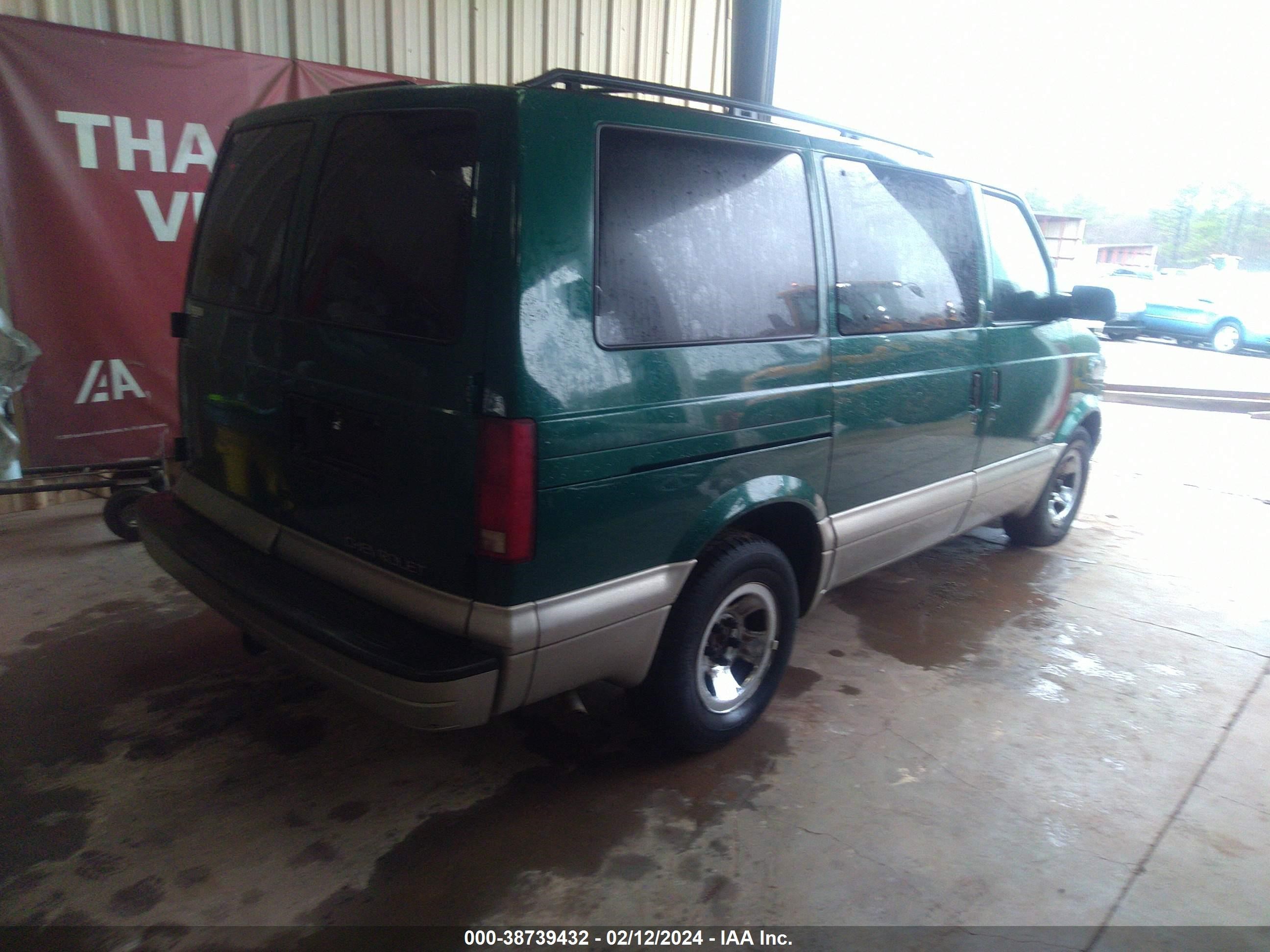 Photo 3 VIN: 1GNDM19X42B135587 - CHEVROLET ASTRO 