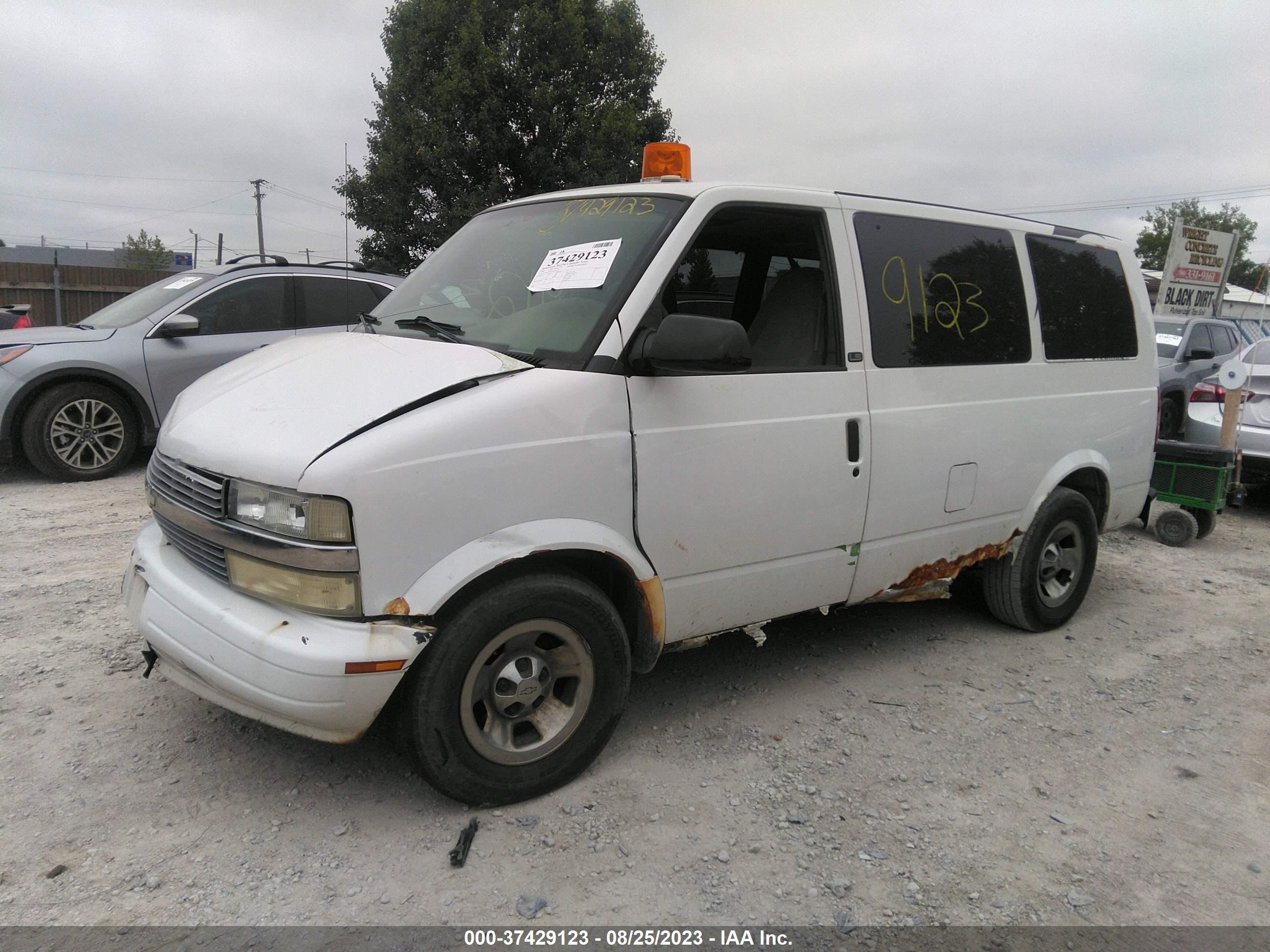 Photo 1 VIN: 1GNDM19X42B145374 - CHEVROLET ASTRO 