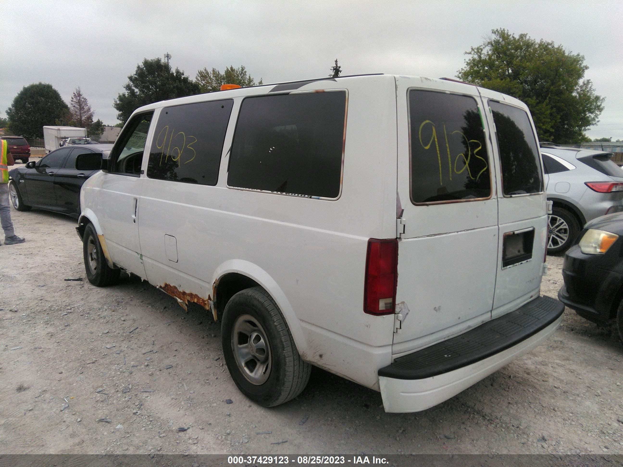 Photo 2 VIN: 1GNDM19X42B145374 - CHEVROLET ASTRO 